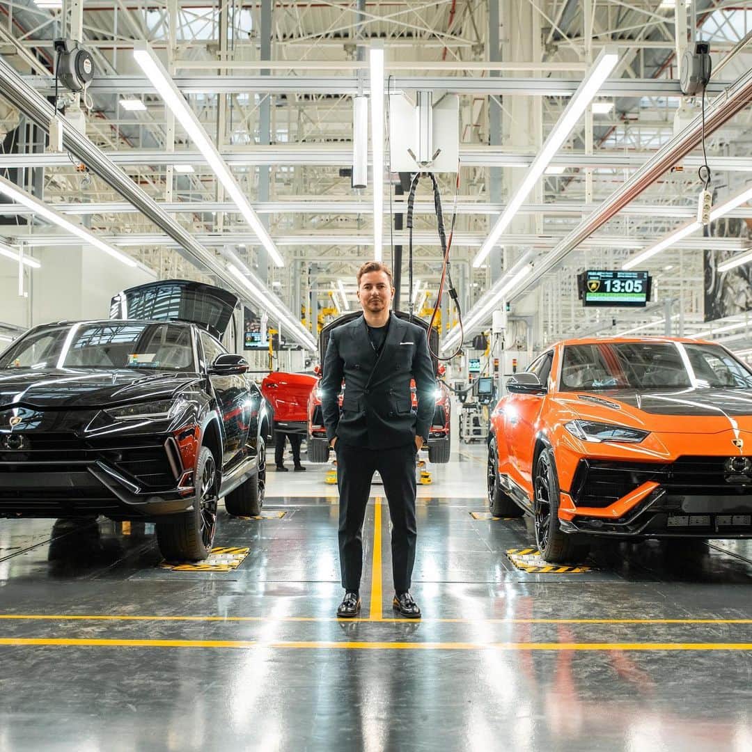 ランボルギーニのインスタグラム：「When you’re used to raising the bar, it’s obvious you aim for the best.  @jorgelorenzo99, winner of 47 MotoGP races and the fifth most successful rider of all time, came to Sant’Agata Bolognese for Lamborghini’s La Prima customer experience. And he met his new Urus S.    #Lamborghini #UrusS #UrusPerformante #ForBarRaisersOnly __  Urus S: fuel consumption combined: 14,1 l/100km (WLTP); CO2-emissions combined: 320 g/km (WLTP)   Urus Performante: fuel consumption combined: 14,1 l/100km (WLTP); CO2-emissions combined: 320 g/km (WLTP)」