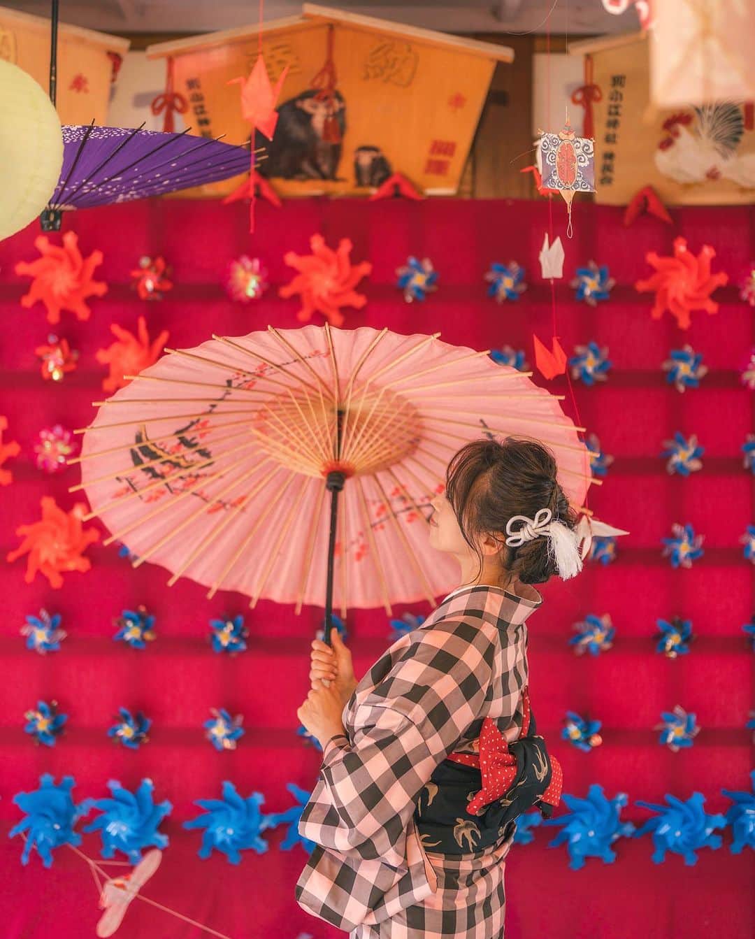 ピーチ・アビエーションさんのインスタグラム写真 - (ピーチ・アビエーションInstagram)「写真撮影OK！フォトジェニックな #別小江神社 🤳  愛知県にある別小江神社（わけおえ神社）⛩ 季節の花が添えられた手水舎や、拝殿前に飾られている鮮やかな和傘がパッと目を惹きます。撮影に和傘の貸し出しもされているので、お気に入りの着物を来て撮影にチャンレンジされてはいかがでしょうか？📸  また、月ごとにデザインの変わる御朱印も人気で 全国から御朱印巡りを趣味とされる方の参拝も多いのだとか。✨  Peachでの名古屋へのアクセスは国内は、札幌(新千歳)、仙台、沖縄(那覇)、石垣の4路線を運航中です。また、3/27より中部国際空港からは初の国際線となる名古屋(中部)ー台北(桃園)も就航しました。✈️ 空港内にも名古屋グルメを存分に楽しめるスポットがたくさん有るので名古屋を経由して、夜便での台湾への渡航もできちゃいます♪  . . . . . . . . . . . . . . . . . . . . . . . . . . . . . . . . . . . ▶Photo by： @kumiko_naru OOKINI!! ▶Place： #愛知 . . . . . . . . . . . . . . . . . . . . . . . . . . . . . . . . . . . . . #愛知観光 #愛知旅行 #愛知観光スポット #国内旅行 #旅行好きな人と繋がりたい #旅行好き #神社巡り #愛知カメラ部 #名古屋観光 #名古屋旅行 #peachaviation #aichi #aichitrip #ig_japan #japantrip #japan_of_insta #lcc #bestphoto_japan #instagood #japanesetemple #japaneseculture」4月21日 19時00分 - flypeach