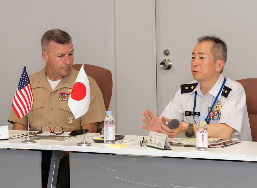 のインスタグラム：「４月１７日（月）～２０日（木）、陸上幕僚監部は米海兵隊と第１３回幕僚協議（ＢＳＴ）を市ヶ谷駐屯地において実施しました。今回の幕僚協議は約３年ぶりの対面による実施であり、米海兵隊からは米海兵隊総司令部戦略・計画課長ドラン准将を代表とし、米大平洋海兵隊、第３海兵機動展開部隊及び在日米海兵隊司令部の幕僚が多数参加しました。  会議においては、双方の防衛力強化の方向性について認識を共有するとともに、相互運用性の向上に関し活発な意見交換を実施し、今後の陸自と米海兵隊との更なる連携強化を図りました。 #陸上自衛隊 #JGSDF #日米同盟 #FOIP  From April 17 to 20, Ground Staff Office held the 13th JGSDF-USMC Bilateral Staff Talks (BST) at Camp Ichigaya, the very first face-to-face meeting for the past nearly three years.  Brigadier General Doran, Director of Strategy & Plans Division, HQMC led his great many delegation members from MARFORPAC, ⅢMEF, and MARFORJ. �  During BST, bilateral staff shared future defense capabilities, had active discussions to increase interoperability, and synchronized the way ahead of JGSDF and USMC defense cooperation.  Upon the completion of BST, JGSDF and USMC together made a commitment to further strengthen their cooperation. #JGSDF #the_Japan_US_Alliance #FOIP」