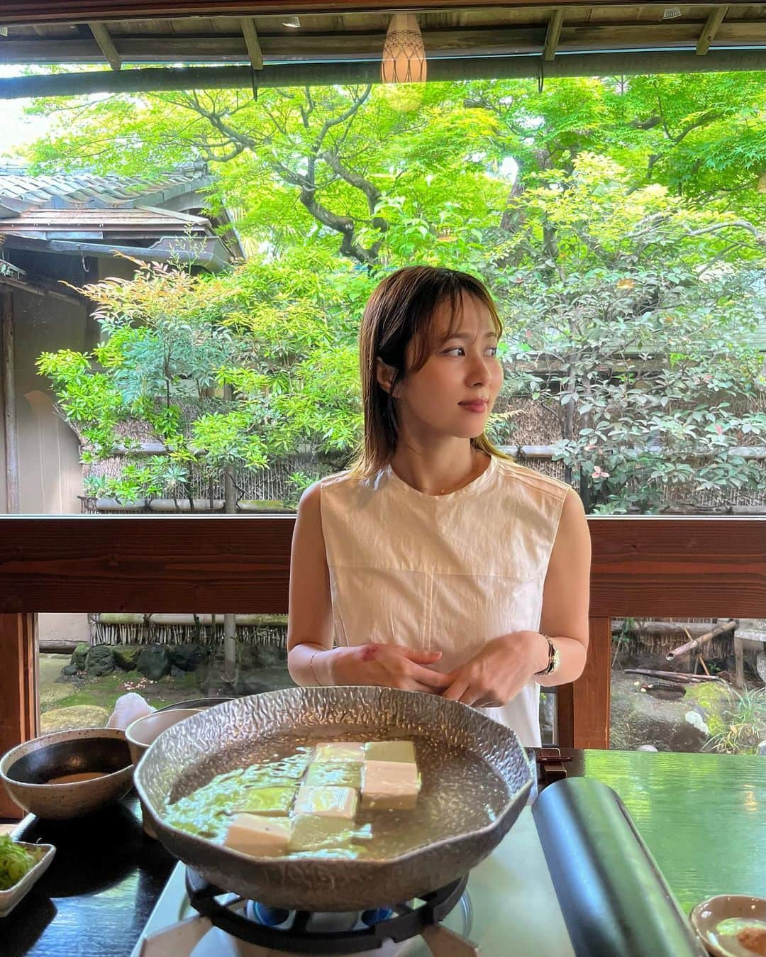 安藤絵里菜さんのインスタグラム写真 - (安藤絵里菜Instagram)「・ 母と大阪で合流し京都へ🎐  大好きな #都をどり をお目当てに👀  舞妓さんの踊りも衣装も会場のセットも、息を呑むほど美しく艶やかで終始感動🥹 今年も観られて嬉しい🌸来年も絶対に行きたいな。  帰りに#嵐山 に寄って#豆腐料理松ヶ枝 さんでお豆腐の懐石ランチ🍽 抹茶と、お蕎麦を練り込んだ湯豆腐が美味しかった🫰  そのまま世界遺産に認定されている　#天龍寺 でお散歩🚶‍♀️ 自然と文化を感じられて、幸せだった〜🍃 また行きたいな🥹💓  #京都#京都グルメ#京都カフェ#嵐山#都をどり」4月21日 19時00分 - andoerina_official