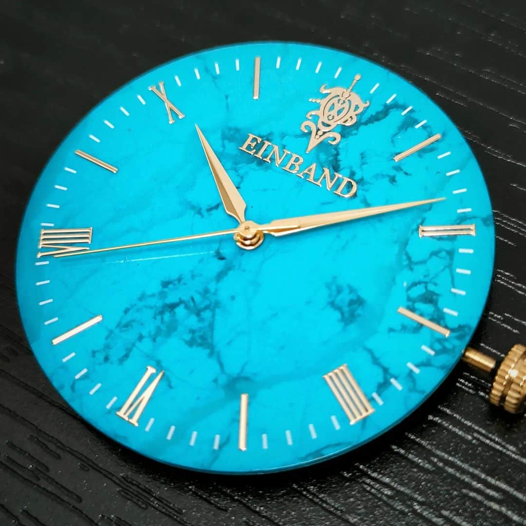 EINBAND -アインバンド-のインスタグラム：「先日ご紹介したターコイズの文字盤が仕上がりました！  安定感が半端ないですね🤩💯  5/20のデザインフェスタには間に合いそうなので是非実物を見に来てください☺️✨  #EINBAND #木製腕時計」