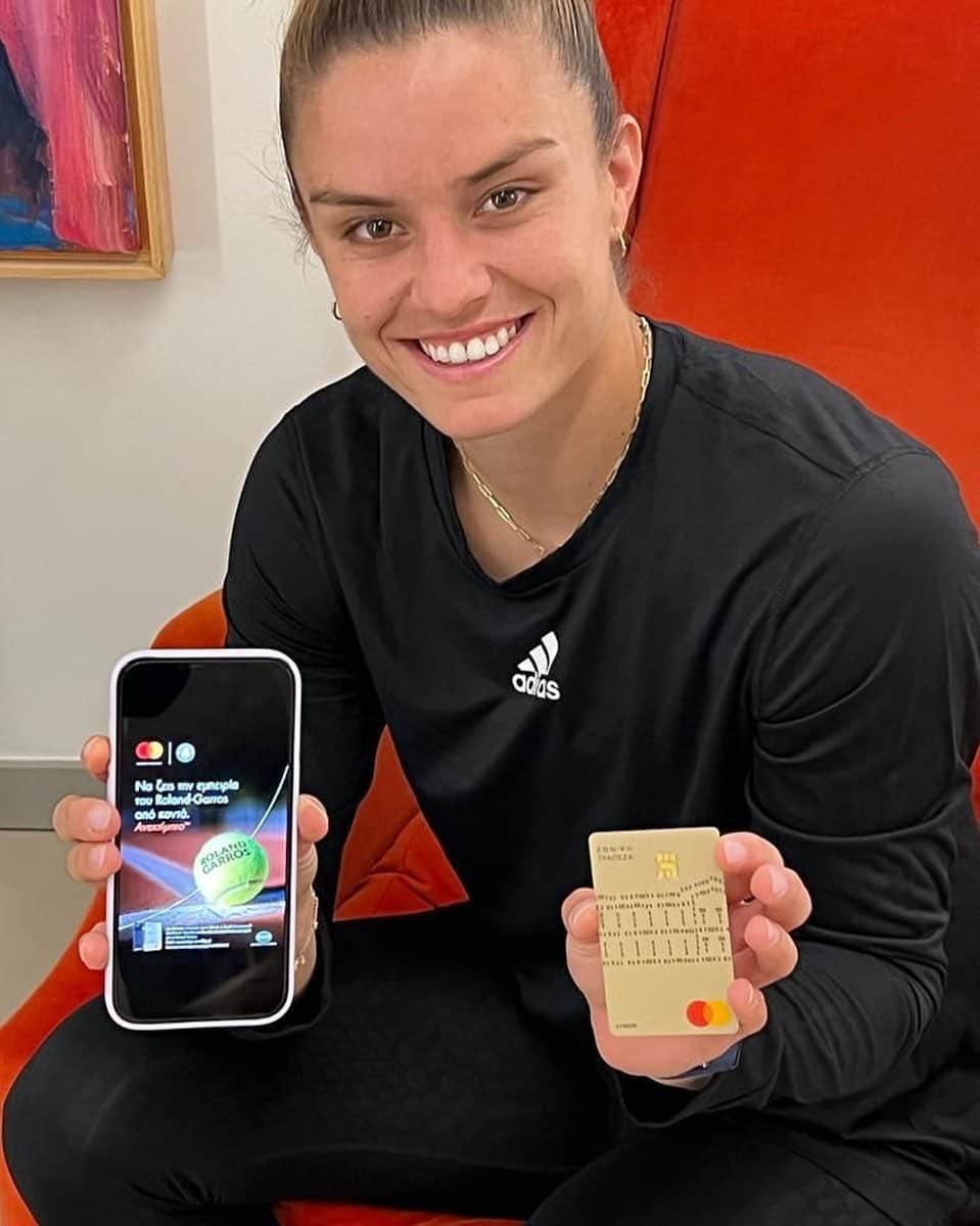 マリア・サッカリのインスタグラム：「Οι νέες πιστωτικές κάρτες Mastercard σε ταξιδεύουν στο διάσημο Γαλλικό Τουρνουά Τένις 🎾. Δες στο nbg.gr πως μπορείς να απολαύσεις από κοντά τους κορυφαίους τενίστες! Τα εισιτήρια είναι μια προσφορά της Mastercard και της #nationalbankofgreece #mastercard @nationalbankofgreece」