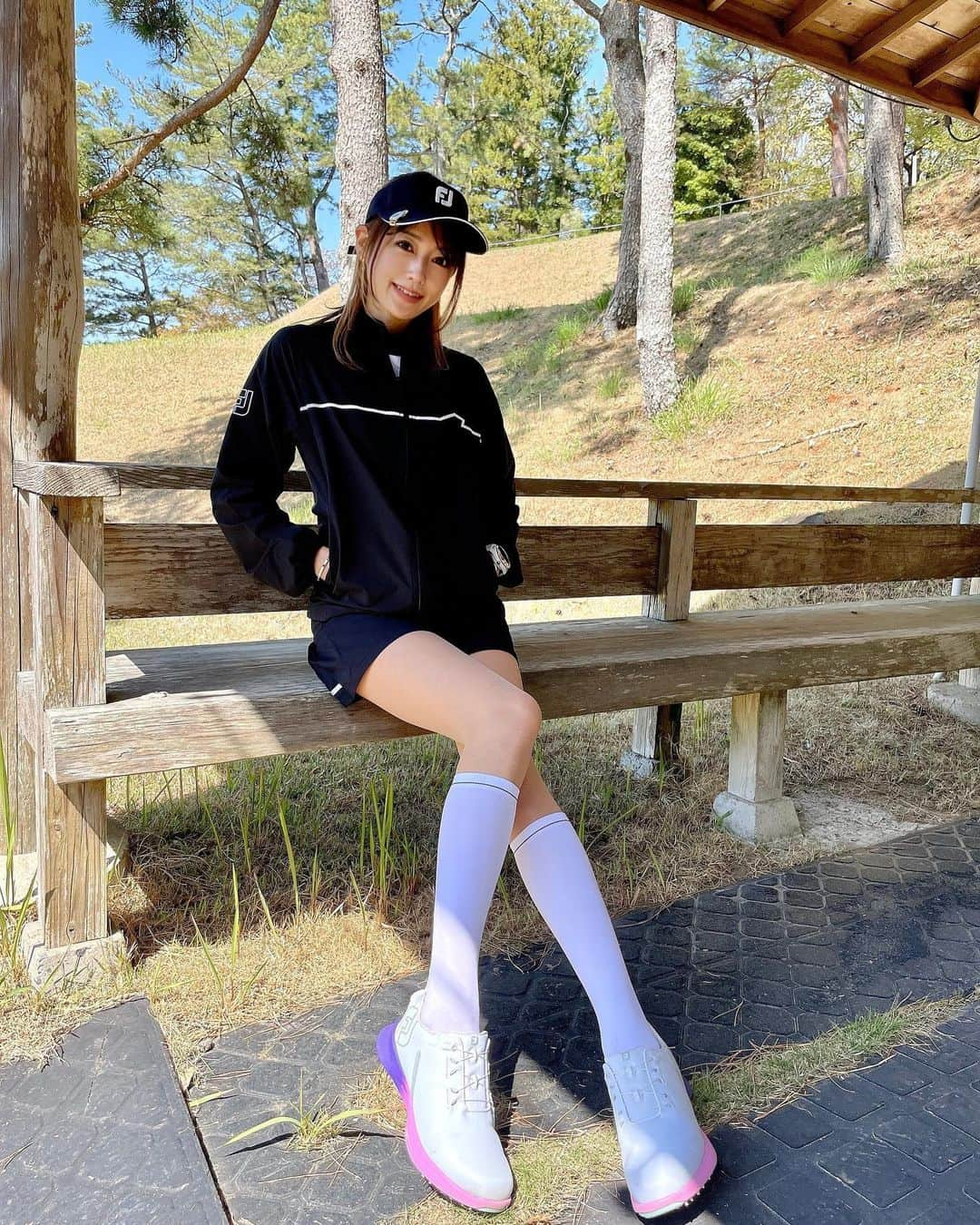 ISHIIYUKIKOさんのインスタグラム写真 - (ISHIIYUKIKOInstagram)「フットジョイコーデ🖤🤍 @footjoy.japan   モノトーンで品良き☺️  4月なのに半袖でいけるね❣️ 真夏が怖いよ笑🤣  #ゴルフ #ゴルフ女子 #golf #golfgirls  #골프 #골프스타그램  #高尔夫 #golfswing  #韓国スタイル #ゴルフウェア #ゴルフコーデ #ゴルフアパレル #フットジョイ #footjoy」4月21日 19時03分 - ishii_yukiko