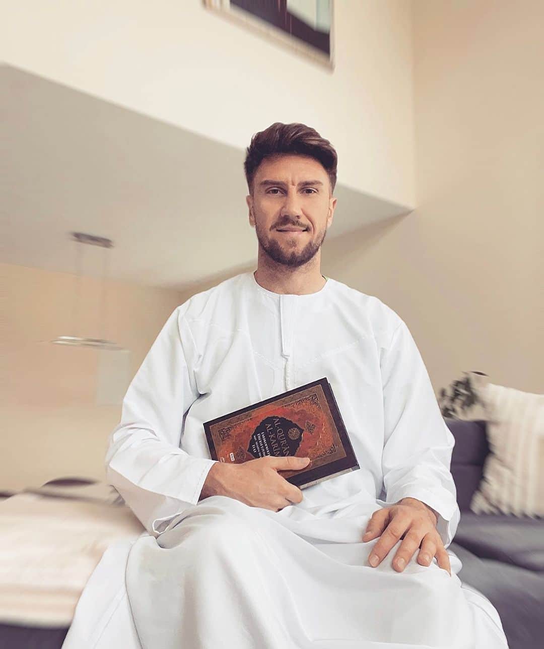 エルミン・ビチャクチッチのインスタグラム：「Eid Mubarak 🤲🏼🕋❤️  #alhamdulillah #allpraisestothemosthigh #bajramserifmubarekolsun」