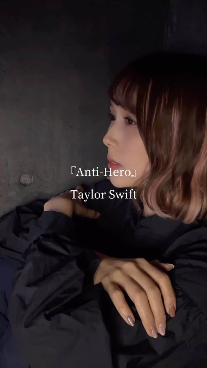 小池ジョアンナのインスタグラム：「Taylor Swift "Anti-Hero"   オリジナルの日本語訳を付けました。  曲調とは裏腹のダークな内容の歌詞です。 歌詞を改めて見ると、すごく自分と重なるような 共感できることも沢山あって、胸が痛くなりました。  表現が難しかったところも多く、今回勉強になって楽しかったので、また英語曲の歌ってみたには和訳を作ろうと思います。  #antihero #tailorswift #cover #coversong #歌ってみた  #小池ジョアンナ #lyricsvideo #japanesetranslation #洋楽カバー #洋楽 #洋楽和訳 #taylorswiftlyrics #taylorswiftlover」