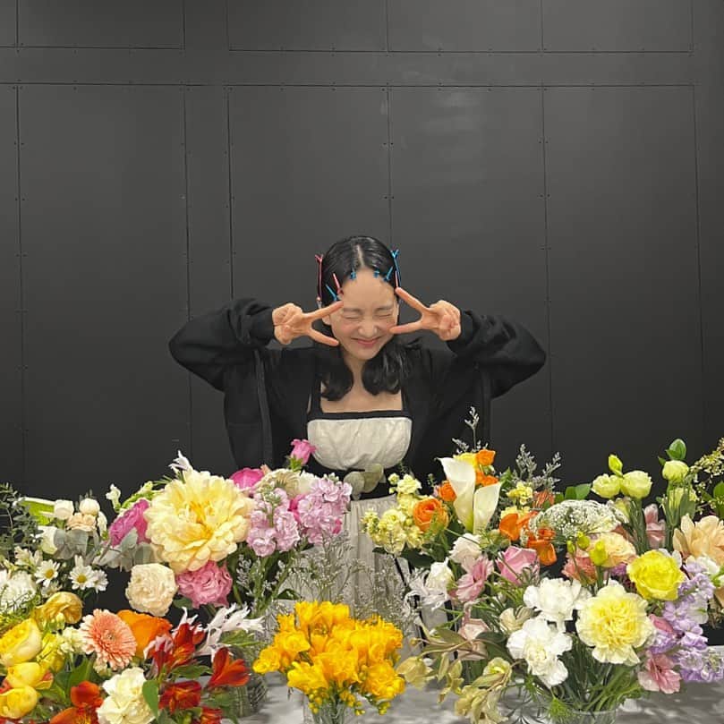 ウォン・ジナのインスタグラム：「백스테이지 포토존! 우리팀 꽃이 모여모여~~🌼」