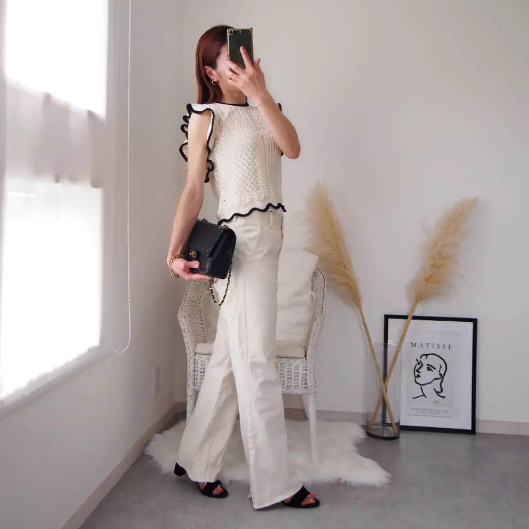 nori0620のインスタグラム：「zaraの金魚鉢フリルニット♪ @zara  #オープンニットフリルニット  ストンとした、ストレートの エクリュデニム  これまたzaraさん  夏日だった今日は 日差しも強かったですね～🚴‍♂️🌞💦💦 でもまた肌寒い日が来るようなので 寒暖差に体調くずされませんように…………😯✨  #ニット #デニム @zara #バッグ @chanel  #instafashion#fashion#code#outfit#zara#ファッション#コーデ#オープンニットフリルニット#上下zara#zaコーデ#ママコーデ#chanel#夏コーデ#モノトーン」