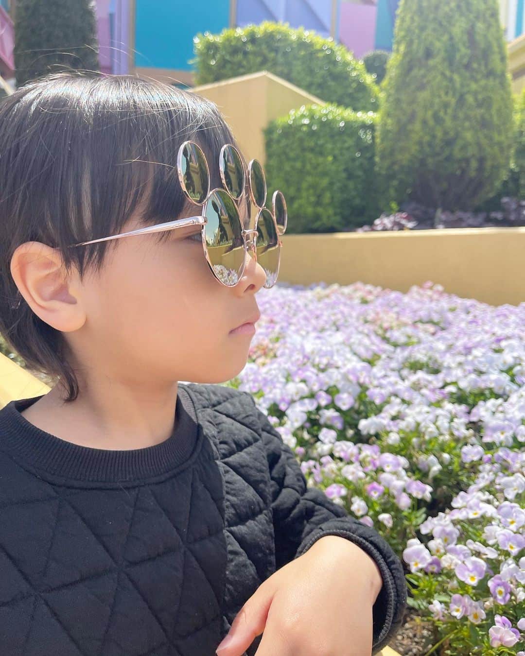 橋本奈実のインスタグラム：「ディズニー40周年スペシャルグッズのサングラスが可愛い🫶 ふちはピンクゴールドでレンズは、ミラー✨ マスクも外れてサングラスファッションも楽しめますね😚」