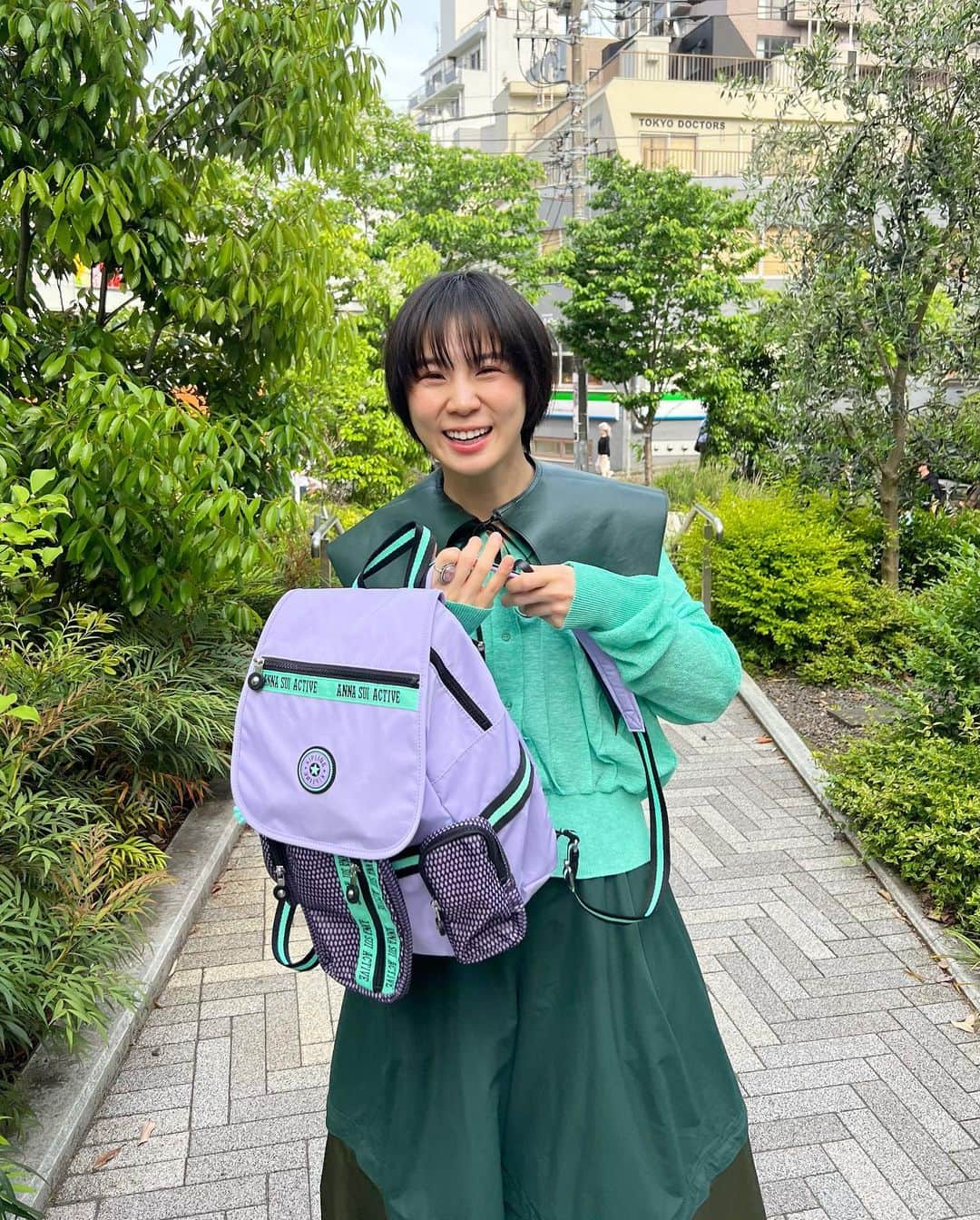 光永のインスタグラム：「グリーンコーデ🥦🥬🫛🫑🥒 個性的なアイテムだらけで気に入ってます☺️ 最近ガジェットとかが増えてきて、仕切り多めでほどよいカバン探してて、私の中で再ブーム到来してる大好きなANNASUIと、キプリングのコラボリュックにした。激かわ。 そこまでデカくないのにめちゃくちゃ入る。ばりポケット多い。はーかわいい。 最近パープル🪻にハマってることを認めます。 ㅤㅤㅤㅤㅤㅤㅤㅤㅤㅤㅤㅤ つけ襟：#RRR カーディガン：#cherietokyo パンツ：#NONTOKYO バッグ：#ANNASUI×#Kipling スニーカー：#mikiosakabe  ㅤㅤㅤㅤㅤㅤㅤㅤㅤㅤㅤㅤ #ootd #outfit #春コーデ #グリーンコーデ #バックパック #アナスイ #キプリング #骨格ナチュラルコーデ #ブルベ冬コーデ」