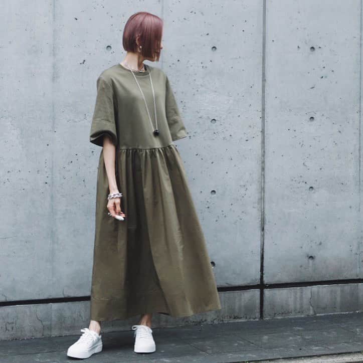のインスタグラム：「ワンピもスニーカーもCOS👟 ⁡ ワンピはこの袖丈が嬉しいんです👏🏻✨ ⁡ スニーカーは ふわっと厚底が優しくて歩きやすいよ♡ ⁡ ⁡ COS の好きなところ 着心地快適👏🏻✨ いつでもモダンでシンプル♡ ⁡ ⁡ アートから得たインスピレーション というのがわかる色味の魅力♡ ⁡ サイズが豊富で迷われると思います🙌 ⁡ 私は身長163cm  ゆったり着たくてM👌 スニーカーは普段通りでいいのかなと思います 24.5 で38にしました👟 ⁡ ⁡ ⁡ #cosstores#COSbyyou#cosjapan#cosstoresad#PR#Tシャツワンピ#ワンピコーデ#春ワンピコーデ#スニーカーコーデ#40代コーデ#50代コーデ#jマダムのおしゃれ#白スニーカー」