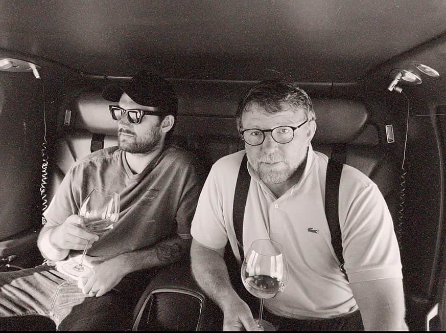 アレックス・ペティファーのインスタグラム：「That’s a wrap on Ministry of Ungentlemanly Warfare. @guyritchie thank you for the most incredible professional experience of my career! Including me in this once in a lifetime film. You’ve become a mentor, I’m so grateful for the support you so graciously give everyone around you.  @henrycavill you are so inspiring to watch, a mentor for me also, a constant professional, couldn’t of asked for a better captain. Thank you brother for everything 🙏🏼   @alanritchson I only have one thing to say, if there was a machine that shaped the perfect physique and personality of a movie star you kind sir are that exactly. It was a pleasure to watch you work, and steal every scene you’re in with your outrageous humor 😂  @hero_ft my little bro, you are beyond talented. I, being the fan girl I am was so excited to share the screen with you, please when you’re holding the golden statue one day remember to thank me… just because I was the first to say you’d get it 😉 🧡   @henrygolding lastly my brother, very few people come into our life’s for a lifetime. You my friend are definitely stuck with me till the end, love you 💜   To all the other cast and crew, thank you for all your support, kindness and making this the greatest experience 🎥   #ministryofungentlemanlywarfare」