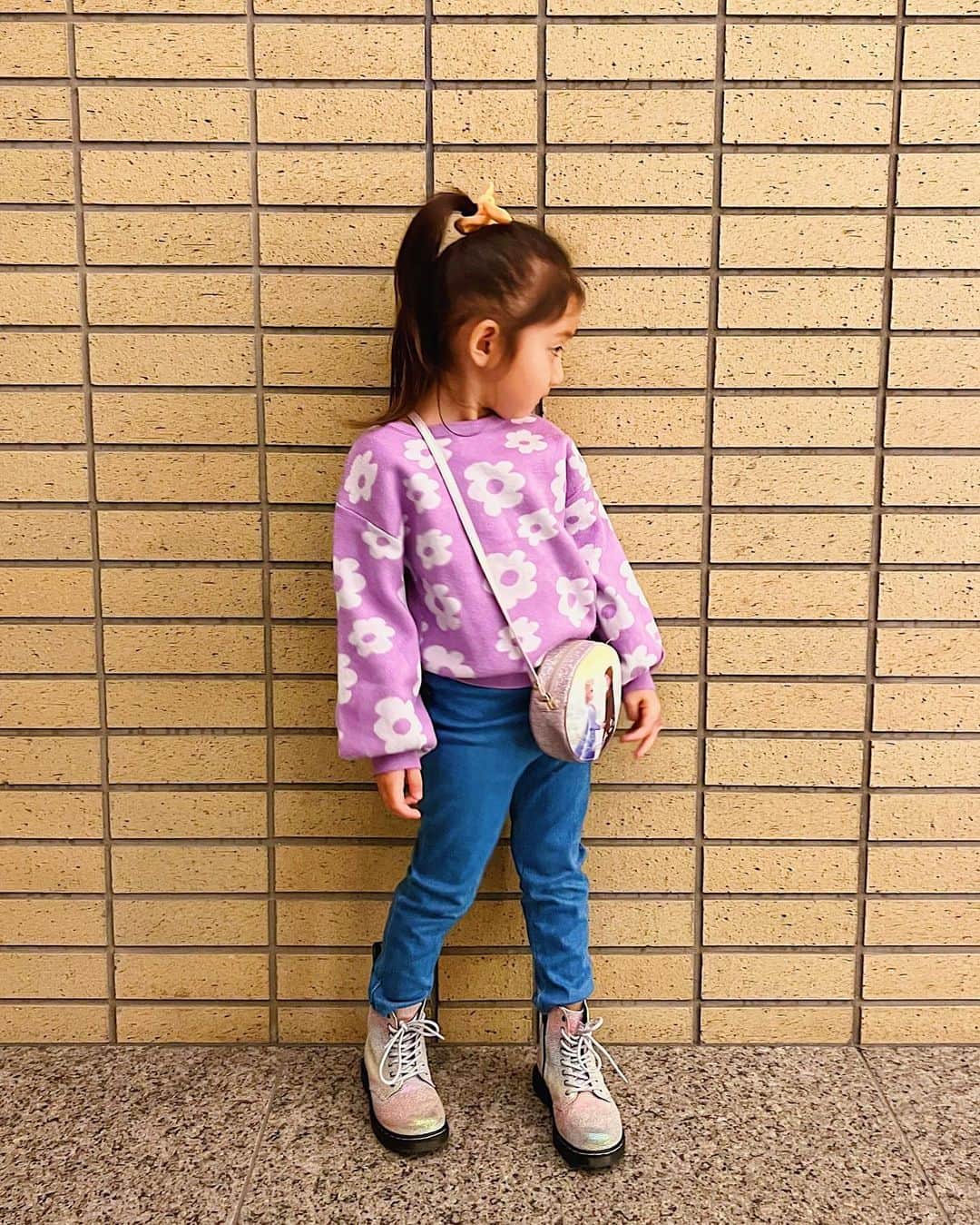 七菜香さんのインスタグラム写真 - (七菜香Instagram)「𝙼𝚢 𝚙𝚛𝚒𝚗𝚌𝚎𝚜𝚜👸🏼💕.  ピンクやエルサしか着たくないと 泣きわめいてた娘が 用意した服を可愛い〜♡と着てくれることが増えた🥰 娘が好きそうで着てくれそうだなって おもうものをこちらが選んで買っています🥹 娘さん怖いし厳しいのでね…🥲🥲w 3歳のおませ女子可愛い💜  #3yearsold #myprincess #daughter #ootd #kidsfashion #dailylook #shein #drmartens #패션 #일상룩 #3歳女の子 #女の子コーデ #女の子ママ #sheinコーデ」4月21日 19時11分 - nanaka0118