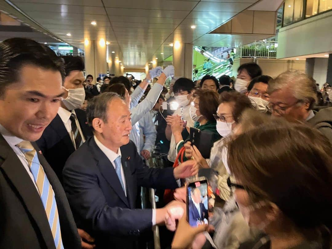 菅義偉さんのインスタグラム写真 - (菅義偉Instagram)「市川駅前で応援演説を行いました。  市川市、浦安市にお住まいの皆様には  #えりアルフィヤ　@eri_arfiya   に力強いご支援をお願い申し上げます。  #衆議院補選　#千葉5区」4月21日 19時21分 - suga.yoshihide