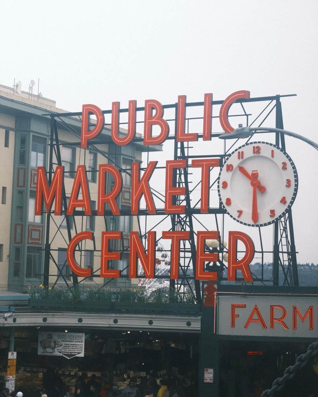 Cody Higaのインスタグラム：「Seattle trip   念願のパイクプレイスマーケット、スターバックス第一号店にも行けました。マーケットの雰囲気が最高に良く、スタバのマインドが生まれた場所なんだなと実感できました。  てんこ盛りなシアトル旅、今週末にYouTubeアップします🖤」