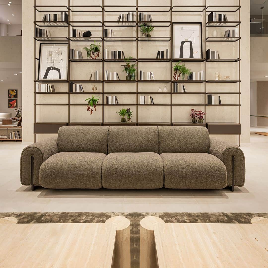 Natuzzi Officialのインスタグラム：「Its soft and hospitable style is a clear reference to the first Natuzzi models.  In Colle, by @big_builds relaxation is understood as a physical and mental place capable of welcoming quality moments with ourselves and others.  Comfortness. A declaration of intent.  17—23 April 2023 Milan Flagship Store - Via Durini, 24.  #natuzzi #natuzziitalia #circleofharmony #milanodesignweek #fuorisalone #fuorisalone2023 #comfortness #Colle」