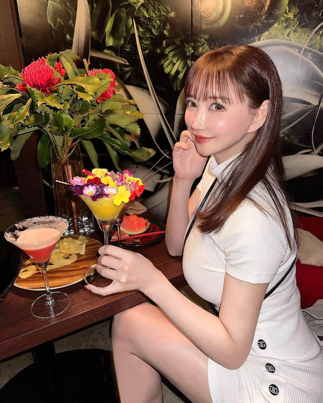 蘭子のインスタグラム：「お花のカクテルを出してくれるお店に行った時🌸🌹🌼 美味しくて可愛くて楽しくて最高❤️ @bar.starman  . そして髪の毛を15センチぐらいバッサリ切ってスッキリしたよ☀️ カラー✖︎水素トリートメント✖︎頭浸浴もしてつるつる✨ 担当はじゅんさん【 @rrs_jun 】 美容院【 @rrsalon_ 】 . 👗 @gydajp  . . . . #六本木#六本木グルメ#六本木バー#六本木デート#港区#港区グルメ#港区ディナー#東京グルメ#東京駅グルメ#東京ディナー#東京カレンダー#東京デート#デートスポット#映えスポット#映えスイーツ#映えカフェ#映えグルメ#映えドリンク」