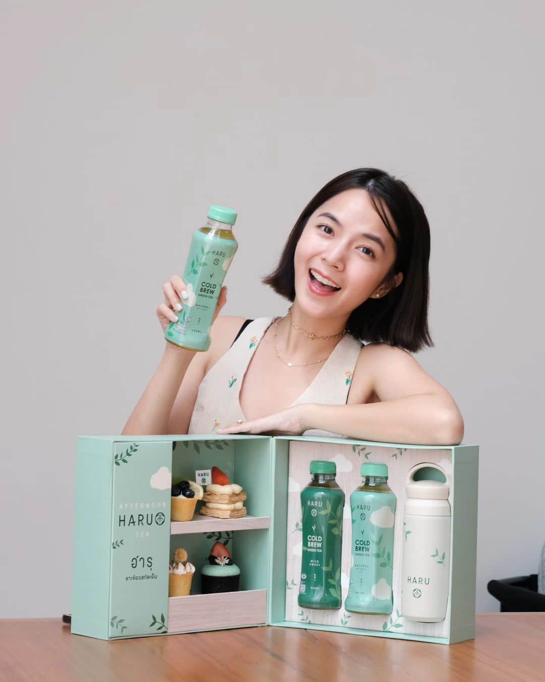 バイトゥーイ・ズワピットのインスタグラム：「สายชาเขียวแบบเตยไม่พลาดแน่นอนค่ะ กับ HARU Cold Brew Green Tea ชาเขียวสกัดเย็น ที่หอม นุ่ม ละมุน มากๆ เตยลองแล้วรู้สึกได้รับรสชาแบบอร่อยไม่หวานมากกกก เลิฟเลย สามารถหาซื้อได้ที่ 7-11 ทุกสาขา สายชาเขียวห้ามพลาดจริงๆ   #พรีเมียมชาต้องฮารุ #Harucoldbrewgreentea」