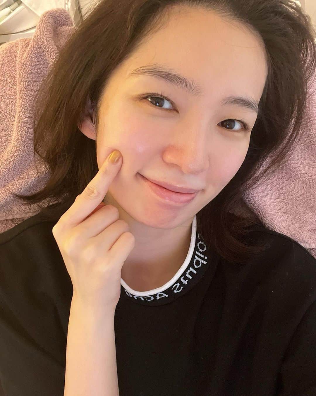 のインスタグラム：「@charite_omotesando ♡ 肌質良くなった🥰凝りもほぐれて最高！  ここにきたら 温活、体質改善、骨格も変わるよ🫢✨」