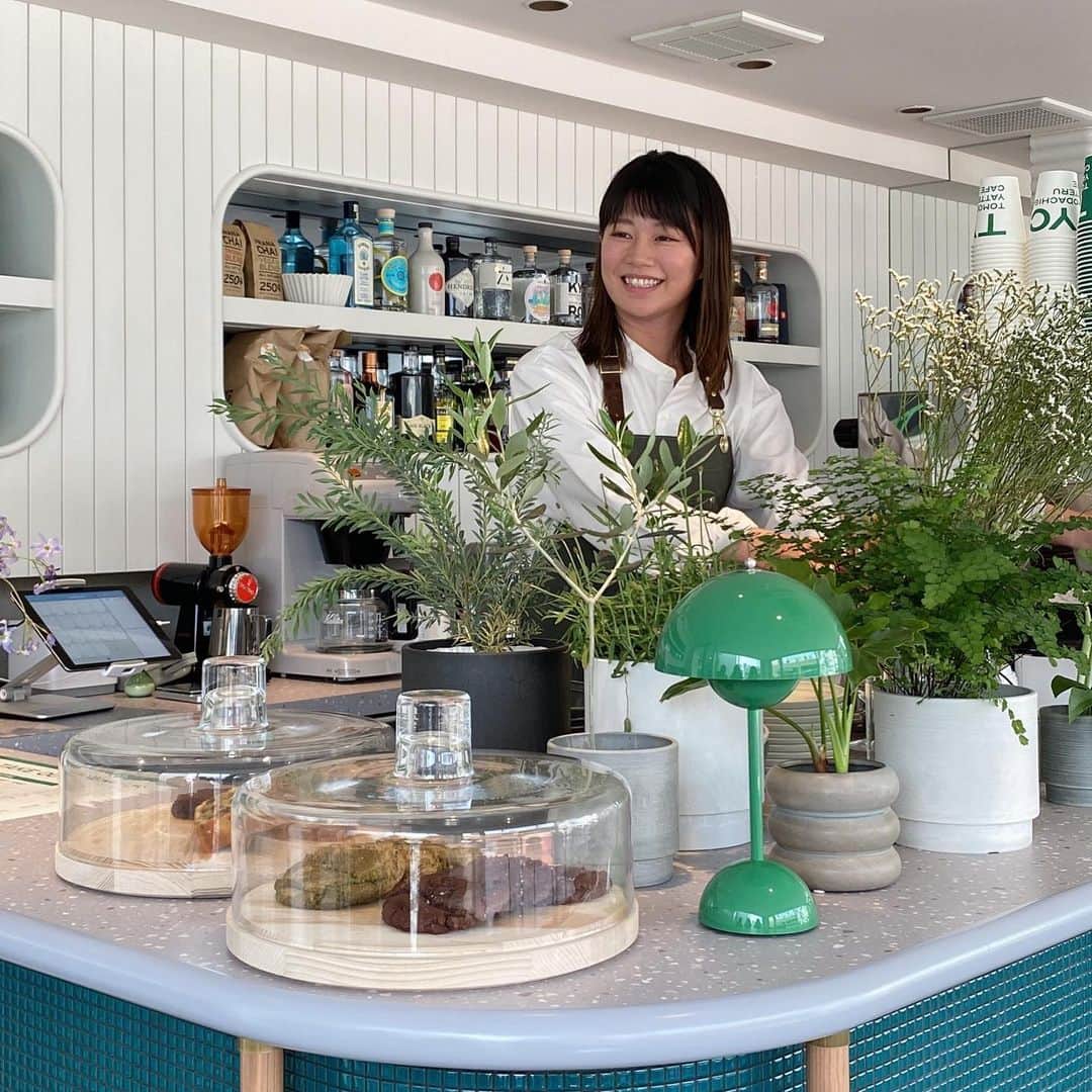 isutaさんのインスタグラム写真 - (isutaInstagram)「タメ口で接客!? 謎すぎる新カフェが誕生☕️  4月22日（土）、原宿に「友達がやってるカフェ／バー」がオープンするよ◎  ここは、店員さんが友達として接客するちょっと変わったお店。  入り口を開けると、初対面の店員さんも「久しぶり〜！」「来てくれたんだ！」などと、友達のように接してくれるんです。  メニューも不思議な名前がついていて、たとえば「大変そうだから簡単なので大丈夫だよ」はドリップコーヒー、「元気出るやつのみたいな〜」はクラフトコーラといった風に、ドリンク名ではなくセリフでオーダーするシステム。  友達のお店にふらっと遊びに行く感覚で、不思議な体験を楽しんでみてね✨  @tyc_harajuku  [友達がやってるカフェ／バー] 住所：東京都渋谷区神宮前6-6-2 原宿ベルピア 3階 営業時間：12:00～23:00（カフェ営業12:00～17:30、バー営業 17:30～23:00、テイクアウト 12:00～23:00）  ✄-----------------------✄  姉妹アカウント @i_am_isuta も更新中  isuta編集部の日常のひとコマや 取材の最新レポを発信しているよ✍️˖°  ほかにも、エディターが気になる カフェやファッション、コスメをご紹介.・* ぜひフォローしてね🕊️  ✄-----------------------✄  #isuta #isutapic #isutacafe  #友達がやってるカフェ #原宿カフェ  #原宿グルメ #原宿ランチ #原宿スイーツ  #原宿デート #原宿カフェ巡り #原宿カフェめぐり  #表参道カフェ #表参道カフェ巡り  #表参道ランチ #表参道グルメ #表参道スイーツ  #友達のお店 #東京カフェ #東京カフェ巡り  #東京カフェ部 #東京カフェめぐり  #東京カフェ散歩 #東京カフェ日記  #カフェ巡り #カフェ好きな人と繋がりたい  #カフェ部 #カフェ活 #カフェタイム  #カフェスタグラム #カフェ時間」4月21日 19時22分 - isuta_jp