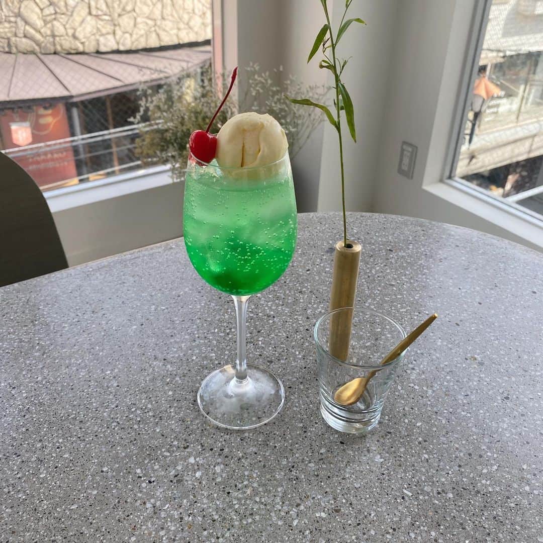 isutaさんのインスタグラム写真 - (isutaInstagram)「タメ口で接客!? 謎すぎる新カフェが誕生☕️  4月22日（土）、原宿に「友達がやってるカフェ／バー」がオープンするよ◎  ここは、店員さんが友達として接客するちょっと変わったお店。  入り口を開けると、初対面の店員さんも「久しぶり〜！」「来てくれたんだ！」などと、友達のように接してくれるんです。  メニューも不思議な名前がついていて、たとえば「大変そうだから簡単なので大丈夫だよ」はドリップコーヒー、「元気出るやつのみたいな〜」はクラフトコーラといった風に、ドリンク名ではなくセリフでオーダーするシステム。  友達のお店にふらっと遊びに行く感覚で、不思議な体験を楽しんでみてね✨  @tyc_harajuku  [友達がやってるカフェ／バー] 住所：東京都渋谷区神宮前6-6-2 原宿ベルピア 3階 営業時間：12:00～23:00（カフェ営業12:00～17:30、バー営業 17:30～23:00、テイクアウト 12:00～23:00）  ✄-----------------------✄  姉妹アカウント @i_am_isuta も更新中  isuta編集部の日常のひとコマや 取材の最新レポを発信しているよ✍️˖°  ほかにも、エディターが気になる カフェやファッション、コスメをご紹介.・* ぜひフォローしてね🕊️  ✄-----------------------✄  #isuta #isutapic #isutacafe  #友達がやってるカフェ #原宿カフェ  #原宿グルメ #原宿ランチ #原宿スイーツ  #原宿デート #原宿カフェ巡り #原宿カフェめぐり  #表参道カフェ #表参道カフェ巡り  #表参道ランチ #表参道グルメ #表参道スイーツ  #友達のお店 #東京カフェ #東京カフェ巡り  #東京カフェ部 #東京カフェめぐり  #東京カフェ散歩 #東京カフェ日記  #カフェ巡り #カフェ好きな人と繋がりたい  #カフェ部 #カフェ活 #カフェタイム  #カフェスタグラム #カフェ時間」4月21日 19時22分 - isuta_jp