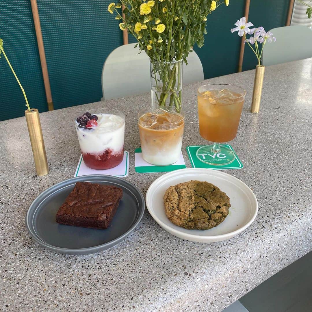 isutaさんのインスタグラム写真 - (isutaInstagram)「タメ口で接客!? 謎すぎる新カフェが誕生☕️  4月22日（土）、原宿に「友達がやってるカフェ／バー」がオープンするよ◎  ここは、店員さんが友達として接客するちょっと変わったお店。  入り口を開けると、初対面の店員さんも「久しぶり〜！」「来てくれたんだ！」などと、友達のように接してくれるんです。  メニューも不思議な名前がついていて、たとえば「大変そうだから簡単なので大丈夫だよ」はドリップコーヒー、「元気出るやつのみたいな〜」はクラフトコーラといった風に、ドリンク名ではなくセリフでオーダーするシステム。  友達のお店にふらっと遊びに行く感覚で、不思議な体験を楽しんでみてね✨  @tyc_harajuku  [友達がやってるカフェ／バー] 住所：東京都渋谷区神宮前6-6-2 原宿ベルピア 3階 営業時間：12:00～23:00（カフェ営業12:00～17:30、バー営業 17:30～23:00、テイクアウト 12:00～23:00）  ✄-----------------------✄  姉妹アカウント @i_am_isuta も更新中  isuta編集部の日常のひとコマや 取材の最新レポを発信しているよ✍️˖°  ほかにも、エディターが気になる カフェやファッション、コスメをご紹介.・* ぜひフォローしてね🕊️  ✄-----------------------✄  #isuta #isutapic #isutacafe  #友達がやってるカフェ #原宿カフェ  #原宿グルメ #原宿ランチ #原宿スイーツ  #原宿デート #原宿カフェ巡り #原宿カフェめぐり  #表参道カフェ #表参道カフェ巡り  #表参道ランチ #表参道グルメ #表参道スイーツ  #友達のお店 #東京カフェ #東京カフェ巡り  #東京カフェ部 #東京カフェめぐり  #東京カフェ散歩 #東京カフェ日記  #カフェ巡り #カフェ好きな人と繋がりたい  #カフェ部 #カフェ活 #カフェタイム  #カフェスタグラム #カフェ時間」4月21日 19時22分 - isuta_jp