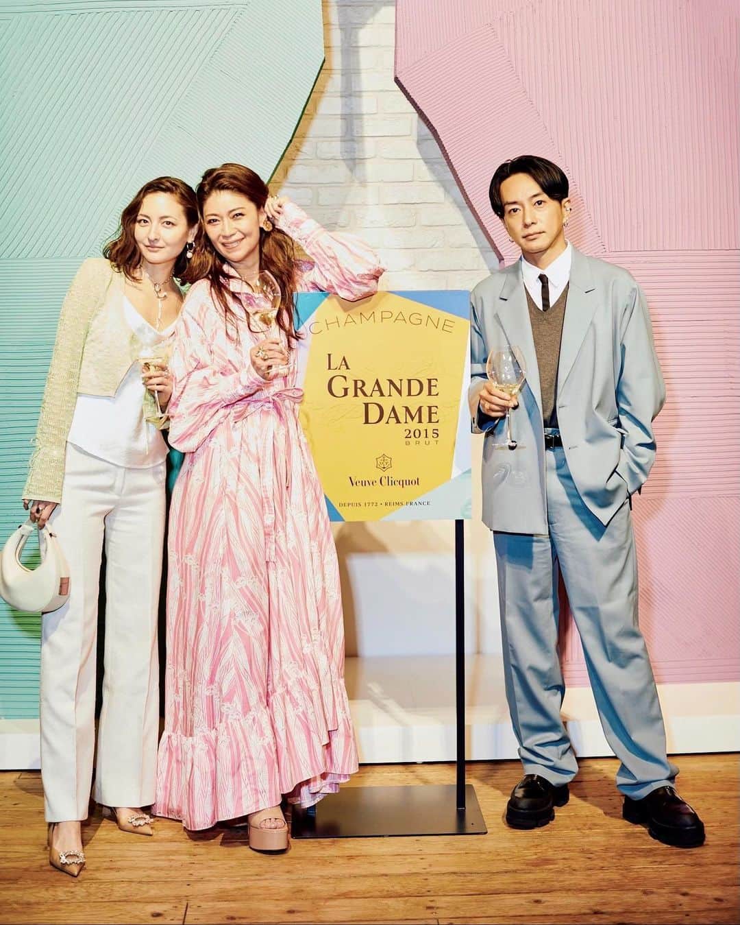 のインスタグラム：「軽井沢の @shishiiwahouse にて @veuveclicquot のヴィンテージシャンパン「La Grande Dame 2015」をテイスティングするスペシャルな夜🥂   緊張感とエレガンスに満ちたヴーヴ・クリコのワインと @villa_aida_wakayama 小林寛司シェフによるカラフルなガーデンガストロノミーディナー💐  アスパラ、ふきのとう、セロリや地鶏などの料理と素晴らしくマッチング。  ワイングラスの形が変わるだけで表現が全く違うシャンパンテイスティングは興味深かった✨  ヴーヴの最高酒造責任者の @didier_mariotti 氏のシャンパンへの愛溢れるスピーチが印象的で、幸せに包まれた時間でした。  #VouveClicquot #LaGrandeDame」