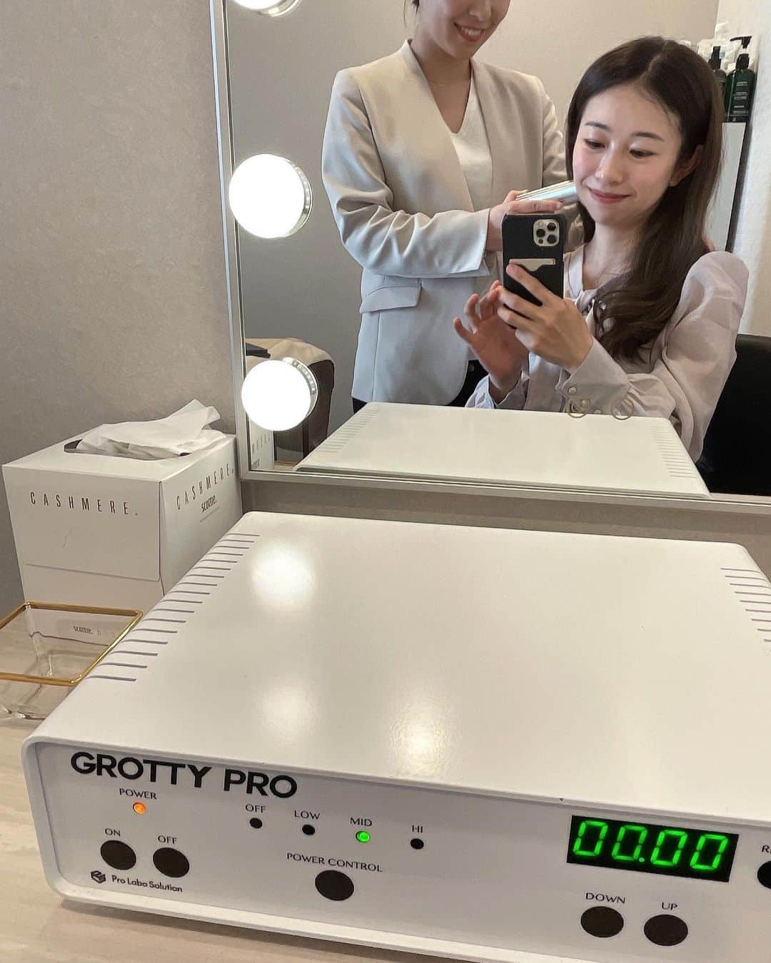 こままりえさんのインスタグラム写真 - (こままりえInstagram)「大好きなエステプロ・ラボ💕 表参道に「グランプロメディカルスパ」という 会員制メディカルスパを展開しているのを 初めて知ってお伺いしました🤭 クリニックと提携して 医学に裏打ちされたメニューを提供する メディカルスパという新発想の体系👏✨  私は筋膜リリースマシンの 「リリースカッター」で上半身を じっくりと施術してもらいました✨ 専用の手袋から特殊な電流を身体に流すことで 深部の筋膜までアプローチして 筋膜の癒着や凝り固まった筋肉をほぐすことが 可能となるマシンです✨  このなんともいえないビリビリっとした刺激で カラダの深いところにアプローチしていくのは すごく新しい感覚🥺💓⚡️ ちなみに私は痛く無く不思議な感覚がしました🤭  筋膜リリース気になる人はぜひ🤍  〒107-0062 東京都港区南青山5-3-25オウビル2F Men’s Clara Clinic隣  thanks🤍 @estheprolabo_official @release_cutter　@forcecutter @medicalspaomotesando  #エステプロラボ #フォースカッター #フォースカッター痩身 #痩身エステ #リリースカッター #筋膜リリース #グランプロメディカルスパ #スパ #二児ママ #ママ美容」4月21日 19時27分 - komamarie