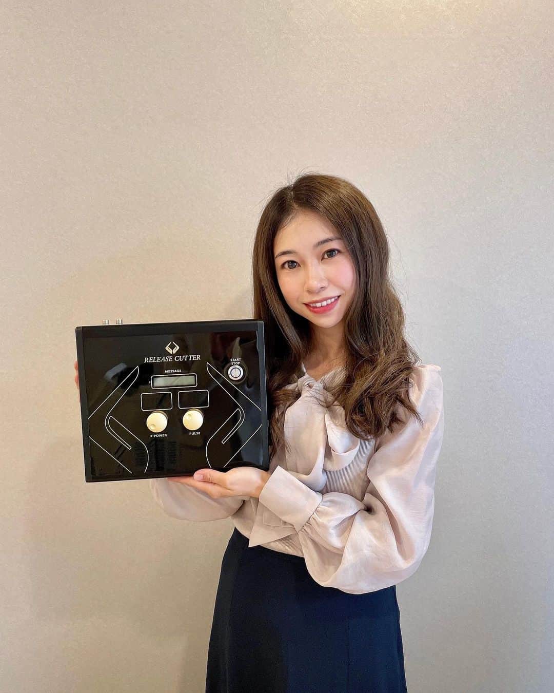 こままりえさんのインスタグラム写真 - (こままりえInstagram)「大好きなエステプロ・ラボ💕 表参道に「グランプロメディカルスパ」という 会員制メディカルスパを展開しているのを 初めて知ってお伺いしました🤭 クリニックと提携して 医学に裏打ちされたメニューを提供する メディカルスパという新発想の体系👏✨  私は筋膜リリースマシンの 「リリースカッター」で上半身を じっくりと施術してもらいました✨ 専用の手袋から特殊な電流を身体に流すことで 深部の筋膜までアプローチして 筋膜の癒着や凝り固まった筋肉をほぐすことが 可能となるマシンです✨  このなんともいえないビリビリっとした刺激で カラダの深いところにアプローチしていくのは すごく新しい感覚🥺💓⚡️ ちなみに私は痛く無く不思議な感覚がしました🤭  筋膜リリース気になる人はぜひ🤍  〒107-0062 東京都港区南青山5-3-25オウビル2F Men’s Clara Clinic隣  thanks🤍 @estheprolabo_official @release_cutter　@forcecutter @medicalspaomotesando  #エステプロラボ #フォースカッター #フォースカッター痩身 #痩身エステ #リリースカッター #筋膜リリース #グランプロメディカルスパ #スパ #二児ママ #ママ美容」4月21日 19時27分 - komamarie