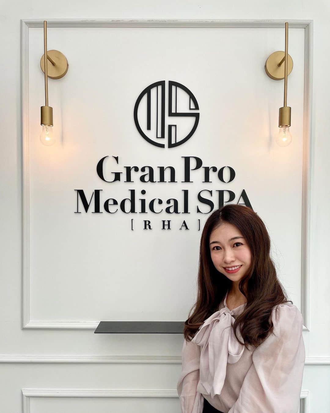 のインスタグラム：「大好きなエステプロ・ラボ💕 表参道に「グランプロメディカルスパ」という 会員制メディカルスパを展開しているのを 初めて知ってお伺いしました🤭 クリニックと提携して 医学に裏打ちされたメニューを提供する メディカルスパという新発想の体系👏✨  私は筋膜リリースマシンの 「リリースカッター」で上半身を じっくりと施術してもらいました✨ 専用の手袋から特殊な電流を身体に流すことで 深部の筋膜までアプローチして 筋膜の癒着や凝り固まった筋肉をほぐすことが 可能となるマシンです✨  このなんともいえないビリビリっとした刺激で カラダの深いところにアプローチしていくのは すごく新しい感覚🥺💓⚡️ ちなみに私は痛く無く不思議な感覚がしました🤭  筋膜リリース気になる人はぜひ🤍  〒107-0062 東京都港区南青山5-3-25オウビル2F Men’s Clara Clinic隣  thanks🤍 @estheprolabo_official @release_cutter　@forcecutter @medicalspaomotesando  #エステプロラボ #フォースカッター #フォースカッター痩身 #痩身エステ #リリースカッター #筋膜リリース #グランプロメディカルスパ #スパ #二児ママ #ママ美容」