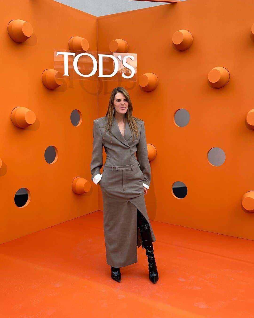 アンナ・デッロ・ルッソのインスタグラム：「Recap @isaloniofficial 23 between design&friends and fashion looks ❤️‍🔥❤️‍🔥❤️‍🔥 #MilanDesignWeek   Wearing @sportmax fallw23 🤎 @numeroventuno by @alessandrodellacqua Fallw23 💓 @etro by @marcodevincenzo fall23🧡 @schiaparelli by @danielroseberry 🖤 @theattico dress&boots via @coltortiuniverse」
