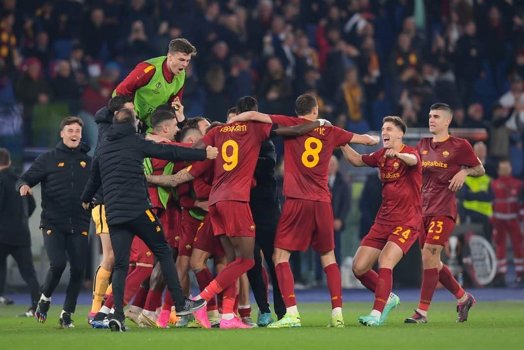 ジョルジニオ・ワイナルドゥムのインスタグラム：「What a team, what a vibe! Semi-finals here we come 💪🏾💛❤️   #ASRoma #UEL」