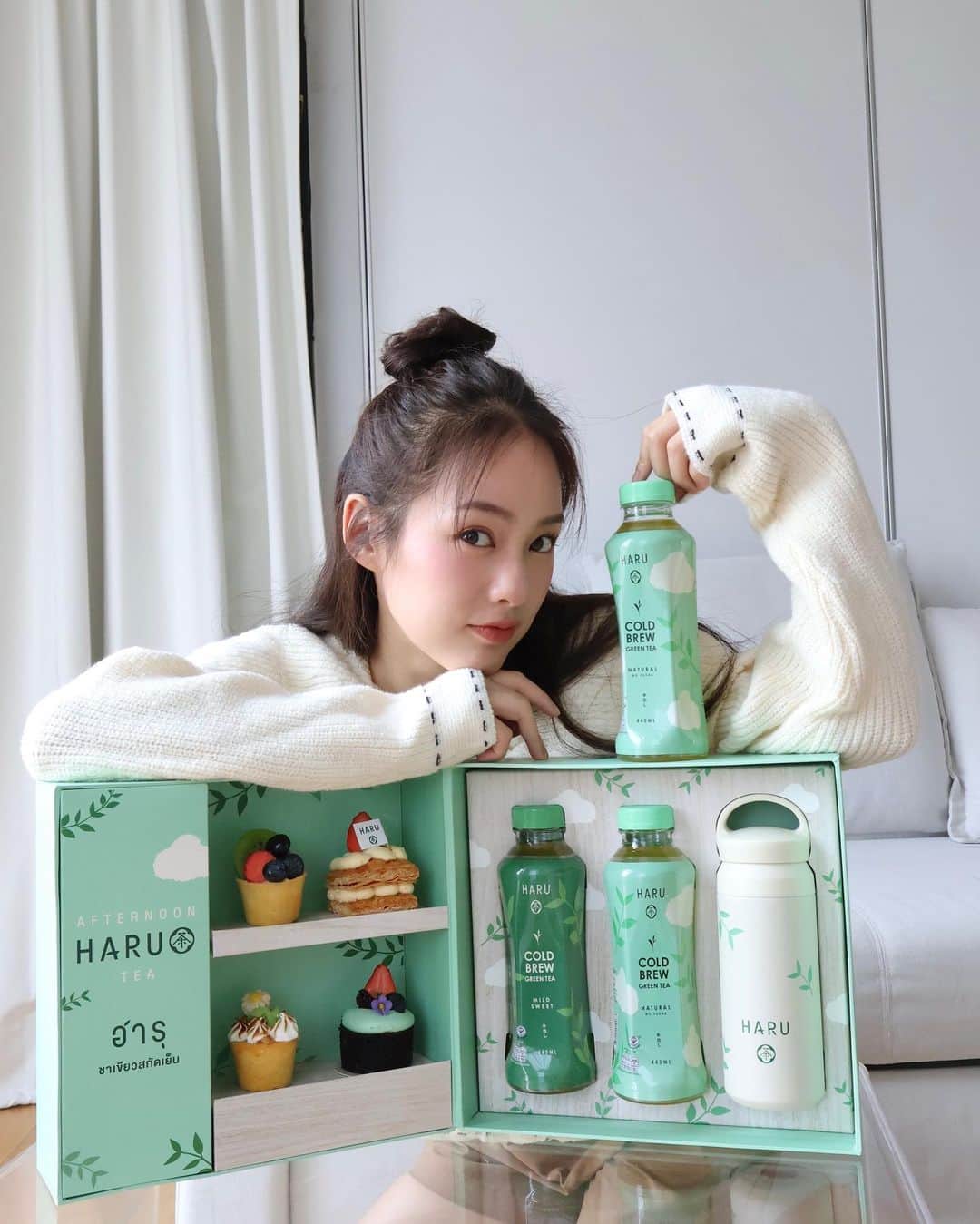 PIMTHAのインスタグラム：「My picked afternoon tea vibe 😌🍵  HARU COLD BREW GREEN TEA ชาเขียวสกัดเย็น ชาเขียวพรีเมียมน้องใหม่!ทั้งดีไซน์ขวดน่ารักมินิมอลสุด แถมรสชาติชาเขียวหอม ละมุน มากกกก ลองเลย 🌱 พรีเมียมขนาดนี้มีวางจำหน่ายแล้วที่ 7-11 ทุกสาขาค่า  @haru.greentea  #พรีเมียมชาต้องฮารุ #Harucoldbrewgreentea」