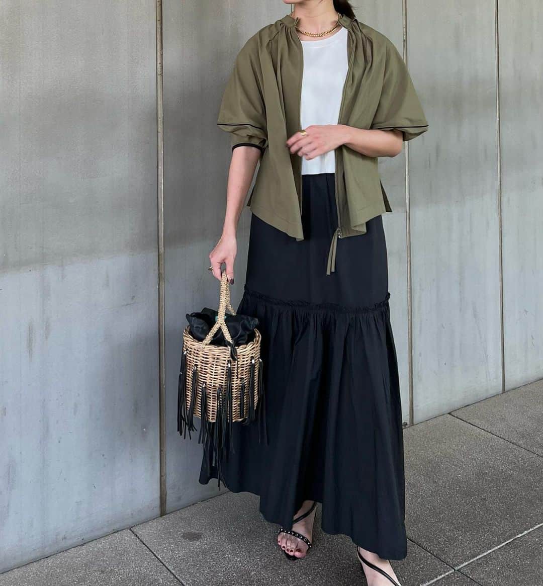 石黒美帆のインスタグラム：「. 暖かかったので今年初サンダル。 ⁡ ブルゾンはファスナーを閉めて後ろに持ってくると、トップスとしても使える2way✨ ⁡ 袖の切り替えラインも可愛いし ウェブサイト見たらこれセットアップにも出来るみたい‥！🙈 @elendeek  ⁡ ⁡ ペットボトルを入れてバッグ全開だったことに気付かず、お恥ずかしい‥ ⁡ #elendeek#elendeek_snap#cadune#mirem」