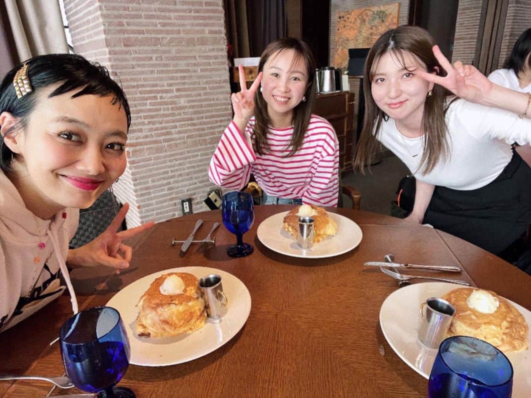 田中真奈美のインスタグラム：「ランチの後にパンケーキ🧡 @withthestyle  ペロッと食べちゃう✨ 29日までだって🥹🥹🥹 また再開を待ってます🙏🏻✨ . そしてりよさんと武は再会😍😍🧡 良かった良かった〜🎶 可愛い2人とパンケーキに癒された休日でした✨」