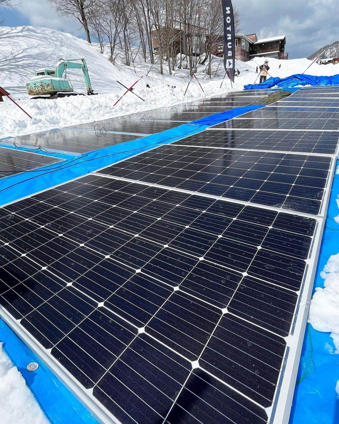 Burton Japanさんのインスタグラム写真 - (Burton JapanInstagram)「「太陽光発電でロープトウは動くのか？」を解明するために行われた実験、その名もFUTURE LAB.。結果は……動きました！ 未来への大きな1歩です♪ 実験の舞台となったDRRREAM SESSSIONの特設パークも最高♪ Movie: @tarokoeji_lsp #Burton #Snowboarding #AnonOptics #DigginMagazine #FutureLab2023」4月21日 19時33分 - burtonjapan