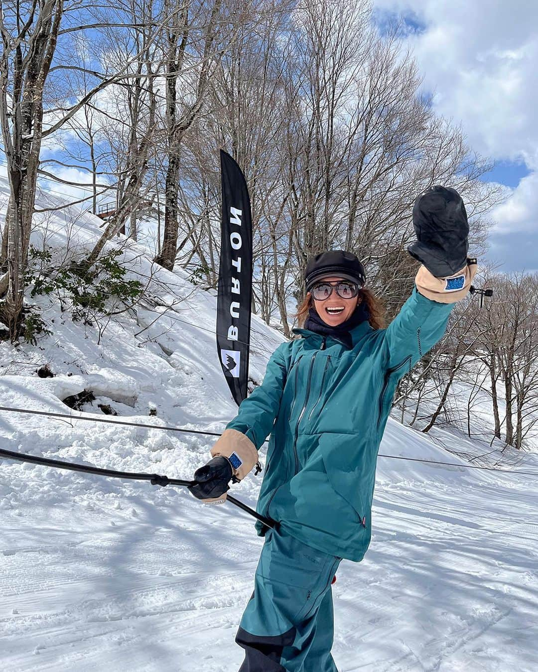 Burton Japanさんのインスタグラム写真 - (Burton JapanInstagram)「「太陽光発電でロープトウは動くのか？」を解明するために行われた実験、その名もFUTURE LAB.。結果は……動きました！ 未来への大きな1歩です♪ 実験の舞台となったDRRREAM SESSSIONの特設パークも最高♪ Movie: @tarokoeji_lsp #Burton #Snowboarding #AnonOptics #DigginMagazine #FutureLab2023」4月21日 19時33分 - burtonjapan