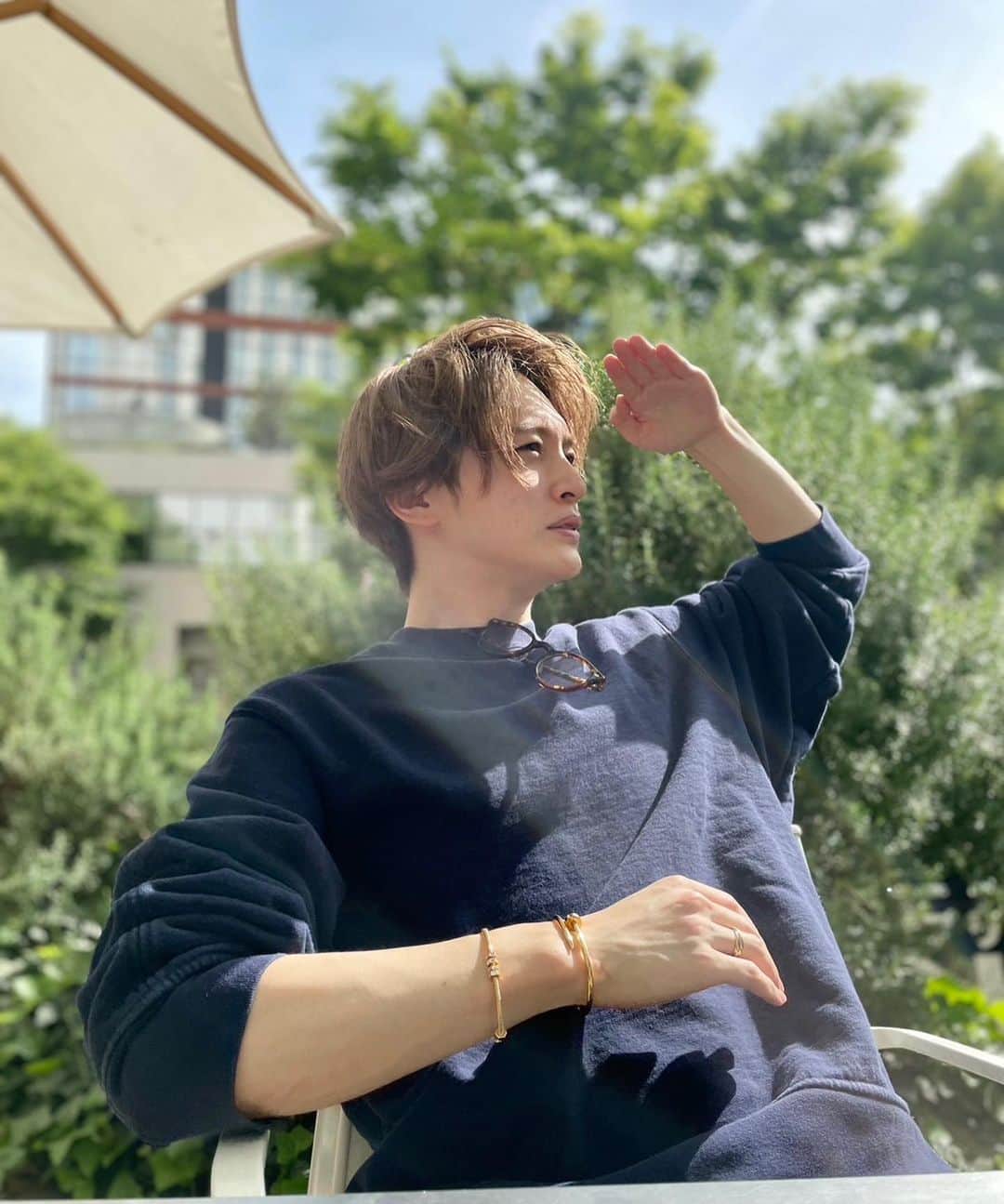 のインスタグラム：「⁡ Chilling tea time on nice and sunny day.  This wrapping paper is always tempting to play, isn’t it?lol ⁡ とても天気の良い日のtea time ストローの紙でついついやっちゃうよね🤣 ⁡ #KisMyFt2 #yutatamamori #玉森裕太 #ootd #Cartier」