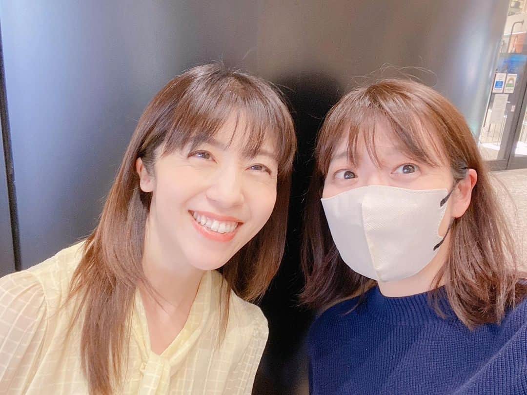 新保友映のインスタグラム：「今日は海保さんと、お世話になった方にランチに連れて行っていただきました🥰🍣 ほっぺたが落ちるとはまさにこのこと😋贅沢で幸せな時間…  帰り際、あ！写真撮りましょー！と慌てて撮る2人笑😆 たくさん話してたくさん笑いました🤍今日もありがとうございました✨」