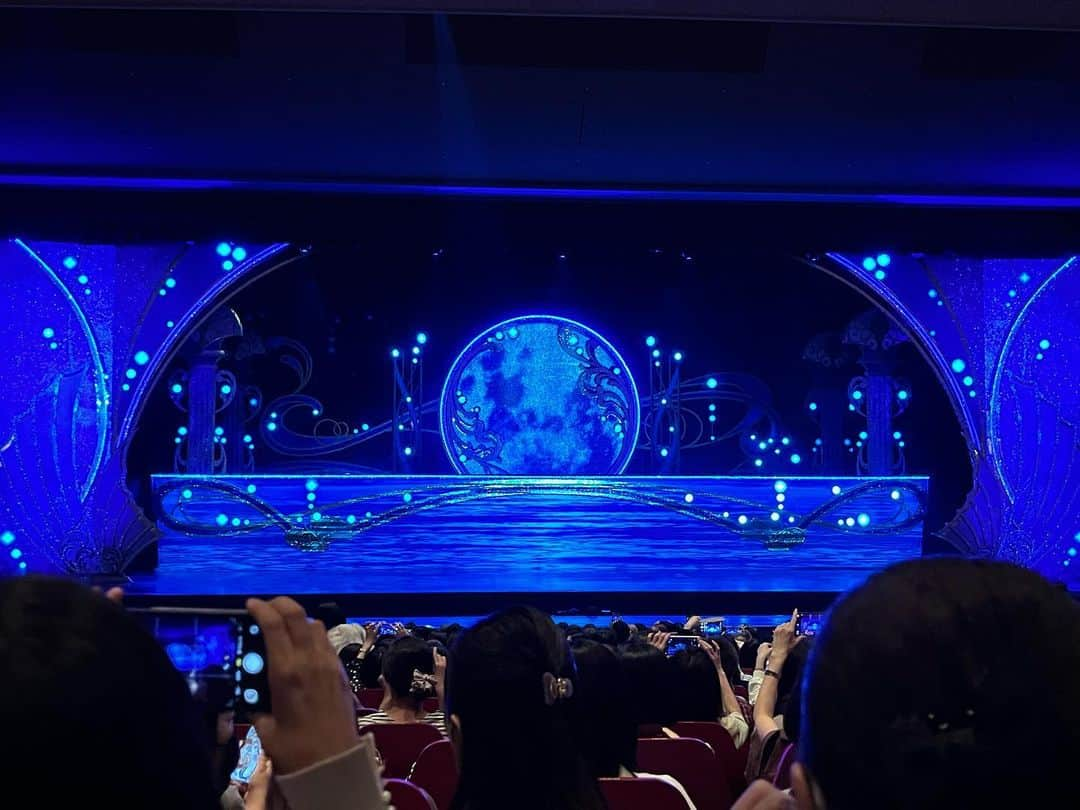 西原さおりさんのインスタグラム写真 - (西原さおりInstagram)「今日は月組公演を観てきました 東京では2度目、マイ楽です  ご覧の通り、センターの少しだけ下手のお席で…わたし的ドセンと言って良い位置でした✨  この前いろんな方をアップで拝見したので、今日はスターアングル✨ ひたすらちなつさんを追いかけてました✨ ほんとにどこから見ても最高でした🤍  そしてついにディナーショーの詳細が発表されましたね✨ ポスターがまた最高… どうかどこかで行けますように🙏✨  #宝塚歌劇団 #月組 #鳳月杏 さま✨ #あのシーン #地毛 でした！ #確率 2/3✨ #ディナーショー 行きたい！  #ヅカオタ #ナレーター #声優 #西原さおり」4月21日 19時48分 - saolio