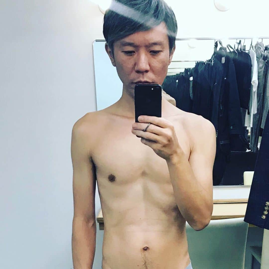 のインスタグラム：「日記「入院11」「見舞い」 、 おはよう御座います。　 点滴もなければ､抗生剤も無しの、プレーン西森です。 、 ノンケミカル西森です。 、 点滴をやめた途端、水分量が減り、みるみる痩せていっている西森です。 、 握りつぶした高野豆腐の西森です。 、 身体はガリガリだけど…… ガム噛みすぎて、アゴだけムキムキの西森です。 、 アゴと腕の関係性が、ティラノサウルスの様になった西森です。 、 「ほぼ全快」の西森です。 、 こうなると､退屈で仕方がない。 、 抑揚なく時間は過ぎ、夕方になりました。　 、 いい忘れていましたが、まだ木っ端微塵です。 、 夕方……ヨメと息子が､見舞いに来てくれました。 常時滞在しているフリースペースで、出迎えました。 病状をヨメに報告する僕を尻目に、4歳息子は…… 唯一ある自動販売機のボタンを、乱れ押し､しています。 乱れ押しに飽きて、戻って来ました。 、 そして4歳息子は、席に着くなり一言。 、 「ママ〜、今日は何で､ここに来たん？」 『パパの顔､見に来たんやないの！！』 、 ヨメに、一蹴されていました。　 、 しかし、息子からすれば 「この元気な､プレーン西森洋一を見て、なんになるのだ？」 といった感じでしょう。 、 「見舞い」を理解させるのは､まだ難しそうだ。 、 明日……退院する予定です。 、 おやすみなさい。」