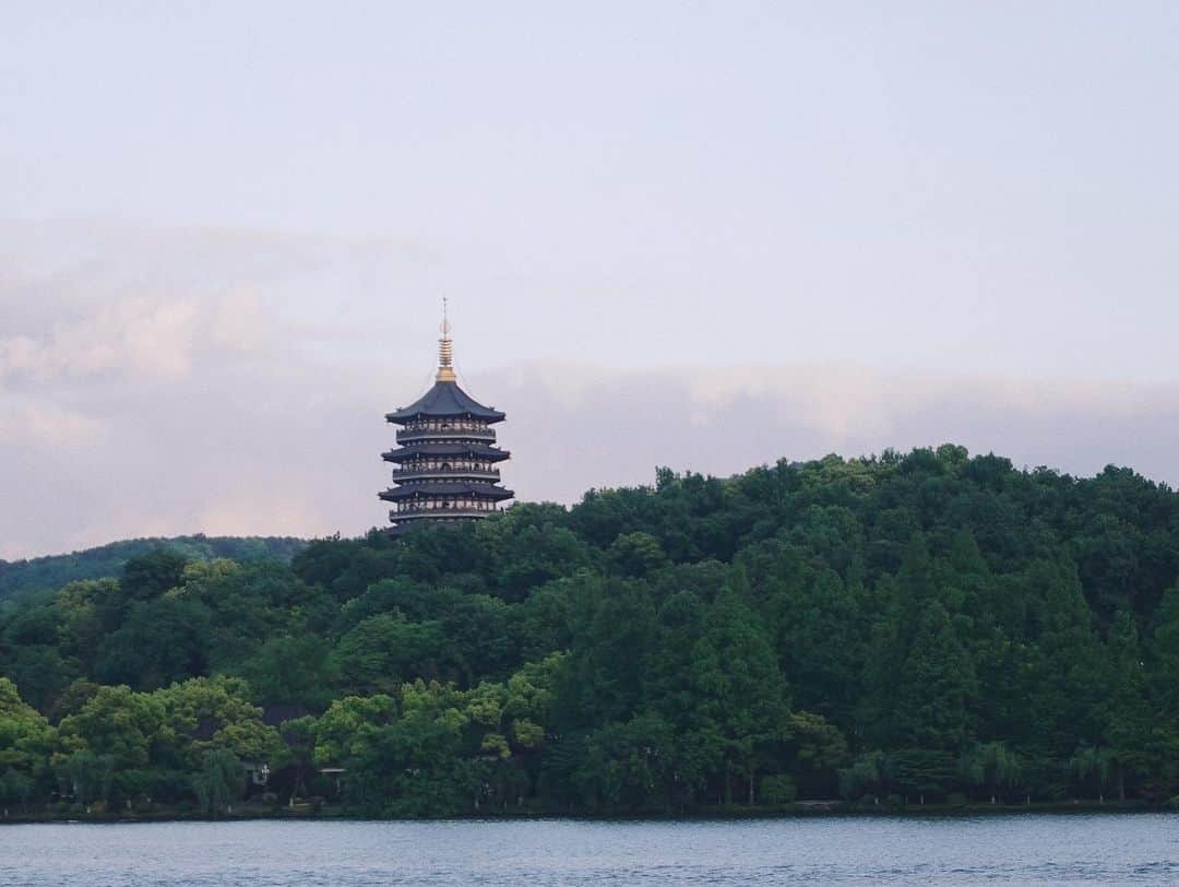 ロンモンロウさんのインスタグラム写真 - (ロンモンロウInstagram)「春江水暖鸭先知 杭州の西湖が大好きです❤️  #hangzhou  #西湖 #雷峰塔」4月21日 19時42分 - ronmonroe_official