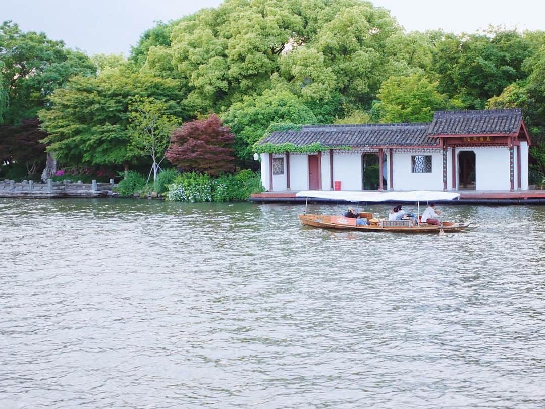 ロンモンロウさんのインスタグラム写真 - (ロンモンロウInstagram)「春江水暖鸭先知 杭州の西湖が大好きです❤️  #hangzhou  #西湖 #雷峰塔」4月21日 19時42分 - ronmonroe_official
