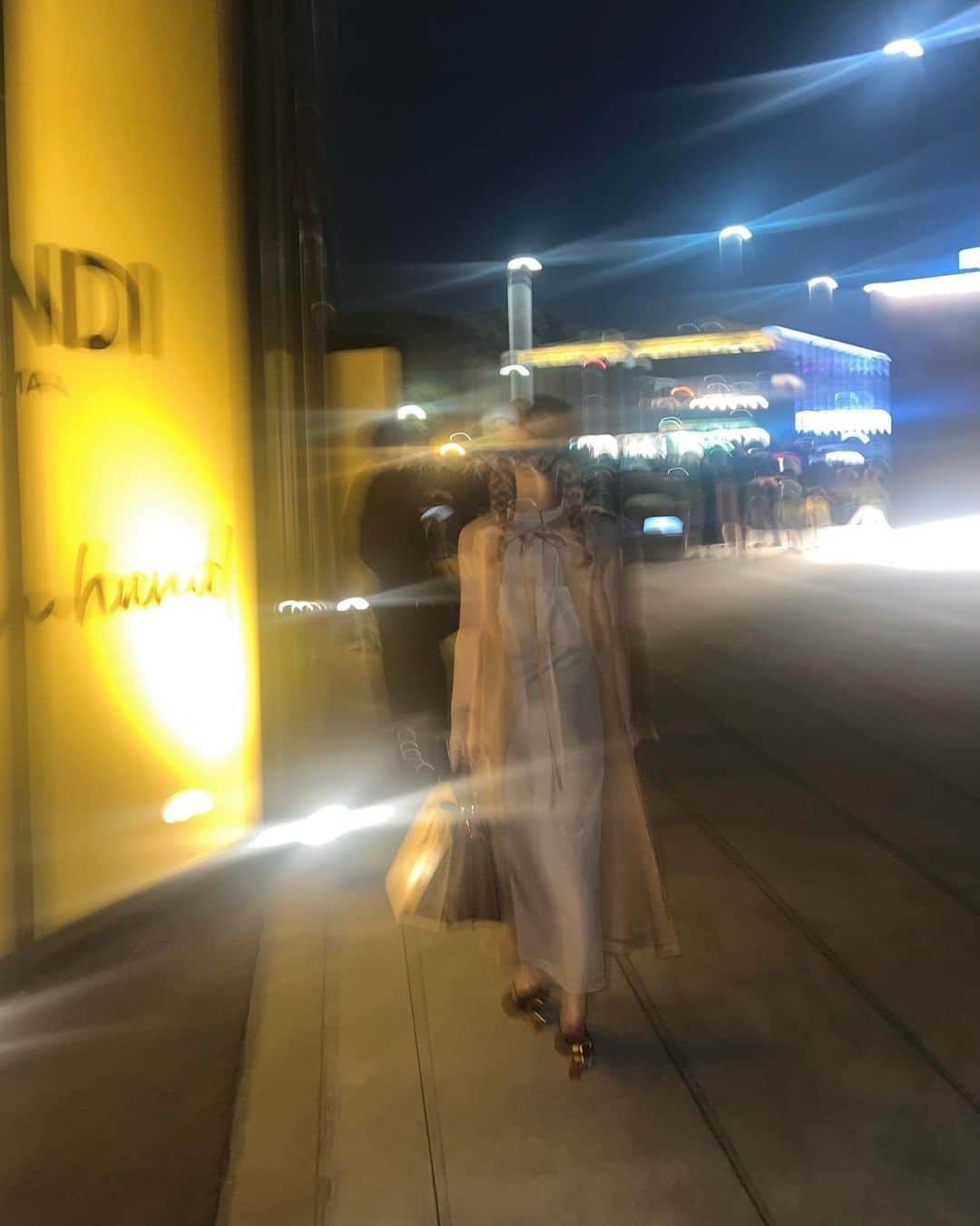 のインスタグラム：「Fendi "HandinHand "にお邪魔しました👜🌟  目の前で見させて頂き、一つ一つ繊細でこだわりが沢山詰まったFENDIのバッグを見て感動しました  #FendiHandinHand  #FendiBaguette  #FendiPeekaboo  #PR」