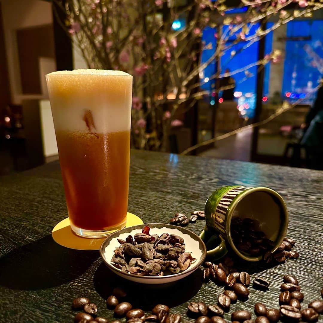 Andaz Tokyo アンダーズ 東京さんのインスタグラム写真 - (Andaz Tokyo アンダーズ 東京Instagram)「4月22日の #アースデイ に、サステナブルモクテルはいかがですか。パノラマ眺望が魅力の52階 ルーフトップ バーでは、シーズナルモクテルの「ミカン エスプレッソ クーラー」を提供しています。本来、処分するコーヒー豆の殻を砂糖と一緒に煮詰めオリジナルのカスカラシロップを作成。ジンジャエールにミカンの爽やかな味わいとエスプレッソの苦みをアクセントに合わせた、ミクソロジストが提案するサステナブルモクテルをこの機会にお楽しみください。🍹  [Celebrate Earth Day with us!]  Our Rooftop Bar is serving the seasonal mocktail ‘Mikan Espresso Cooler’. By blending the dried skins of coffee beans, that would normally be thrown away, with hot boiling water and sugar, the Rooftop Bar makes its own Cascara syrup. The refreshing taste of the mikan (mandarin) contrasts the bitterness of the espresso shot and the sourness of the Ginger Ale.   As a result, this mocktail is not only delicious but also sustainable for the planet. Wishing you a wonderful Earth Day this Saturday! Cheers! 🍹  #andaztokyo #アンダーズ東京 #andaz #東京ホテル #ラグジュアリーホテル #虎ノ門ヒルズ #東京旅行  #ライフスタイルホテル #tokyohotel #luxuryhotels #japantravel #東京バー #東京ディナー #虎ノ門グルメ #tokyorestaurant #tokyobar #アースデイ  #EarthDay #mocktail」4月21日 19時44分 - andaztokyo