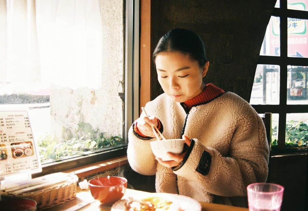 原舞歌のインスタグラム：「今日のご飯なに？が口癖だから  親にムカつかれる  この時食べたお味噌汁が普通のお味噌汁なんだけど細かく刻んだ柚子が入ってて  それだけで今まで食べたどんな高い食べ物よりも美味しかった。柚子のパワー、凄いや  📸 @kenta.koishi  💅@maki_hairmake_   #ポートレート #フィルム  #ご飯 #レトロカフェ #隠し味」