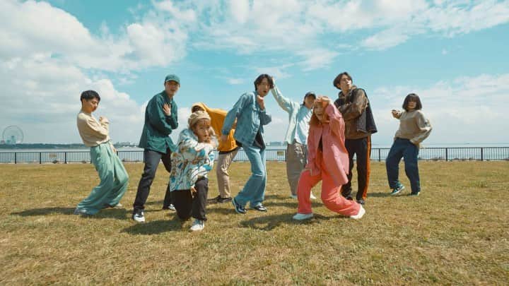 のインスタグラム：「2023年4月21日 本日よりアーティスト活動を開始し1st Single - Lights On Music Videoを公開致しました!! 学生時代からダンサーとして活動しエンタメの面白さや魅力を浴びてきた中で、かねてから抱いていた”アーティスト”活動への憧れを形に出来ることに心からワクワクしています。   初めての事だらけで想定よりもかなりの時間/工数が掛かりましたが多くの仲間の力を借りてやっとリリースにこぎつけることが出来ました。 関わってくれた全ての仲間に心から感謝しています。   これまでの経験を活かし魅力を最大限引き出せるよう、4月29日からの楽曲サブスク解禁に先立ち、ミュージックビデオを先行公開しました。8名の素晴らしいダンサー達と踊る爽やかなMVとなっています。  沢山観て!! 沢山聞いて!! 沢山広めてください!! 感想・コメントもお聞かせ頂けたら喜びます!!    I'm beyond thrilled to announce that I'm embarking on my journey as an artist and releasing 1st single, "Lights On" Music Video!! As a dancer, I've had the privilege of experiencing the magic of entertainment firsthand, and now, I'm finally able to fulfill my lifelong dream of challlenging a career in music.   The music release process was a completely new experience for me, and I must say, it demanded more time and effort than I had initially anticipated. But with the support of many, I've finally made it happen!!  I can't thank everyone who contributed to this creative process enough.   Before the start of streaming release on April 29th, I've released a stunning music video featuring eight incredible dancers alongside me, to showcase my artistic potential and unleash my full charm. I'm so excited to share this with you all and hear your thoughts and comments!   Go check out and don't forget to let me know what you think.  Thank you all for your love and support!」
