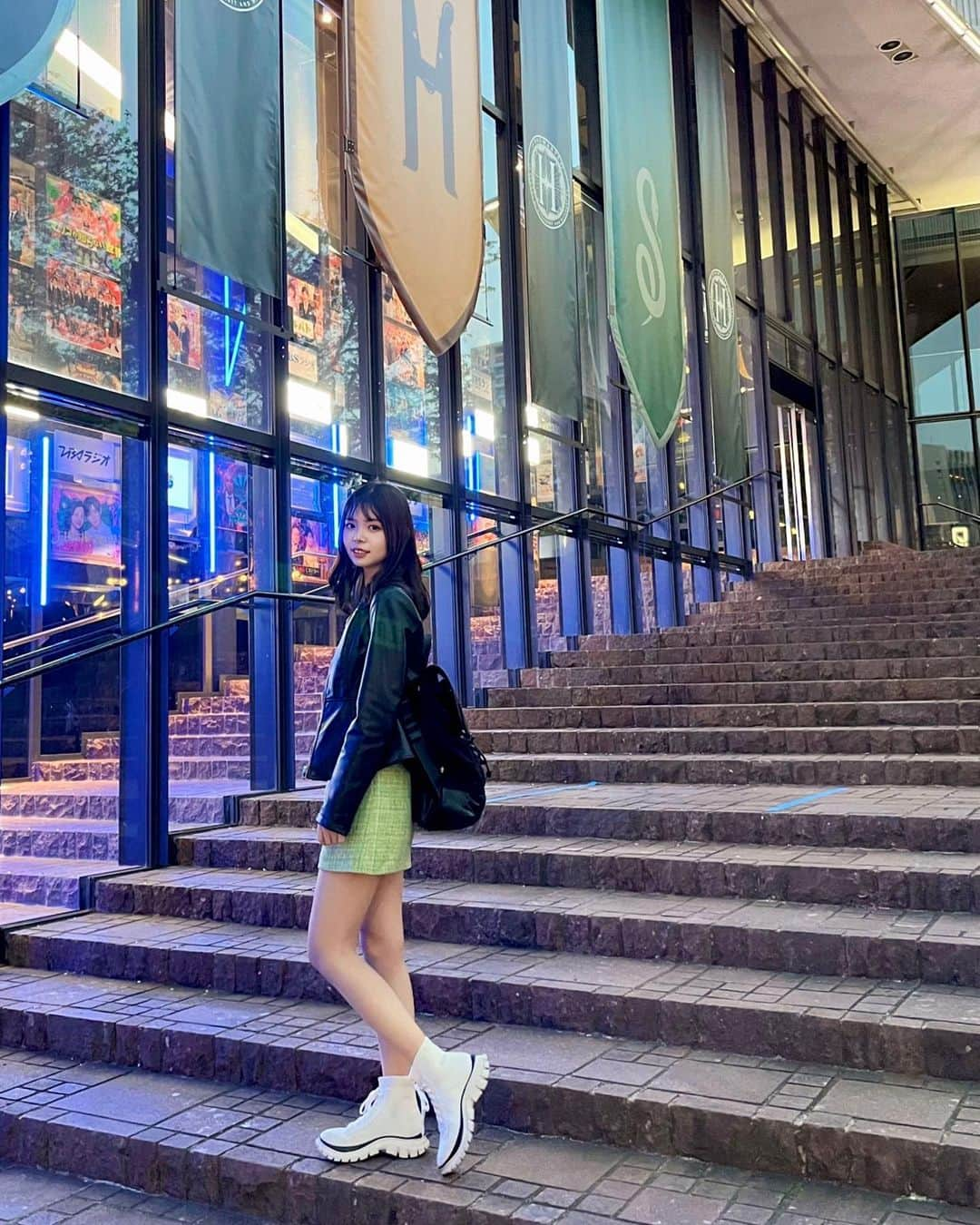 北川瑛里奈さんのインスタグラム写真 - (北川瑛里奈Instagram)「🖤💚👟 : : : このスニーカーお気に入りなんだけど、 撮影中皆んなに靴は うつってないよって言われました🥹笑 : : : 最近東京へ行く時は リュックで行く事が増えた🎒 : 両手が空くから便利だよね✨ : : : : #harrypotter #harrypotterworld #harrypottercafe #japanesegirl #japanesefood #tokyojapan #tokyocafe #akasaka #akasakacafe #sneaker #東京グルメ #東京カフェ #赤坂カフェ #赤坂グルメ #赤坂ランチ #ハリーポッターカフェ #ハリーポッターと呪いの子 #インスタ映え #インスタ映えスポット #スニーカー女子 #スニーカーコーデ #スニーカー #오오티디 #점심시간 #맛집탐방 #냠냠 #일본여행 #여행스타그램 #도쿄여행」4月21日 19時46分 - elena_kitaoka