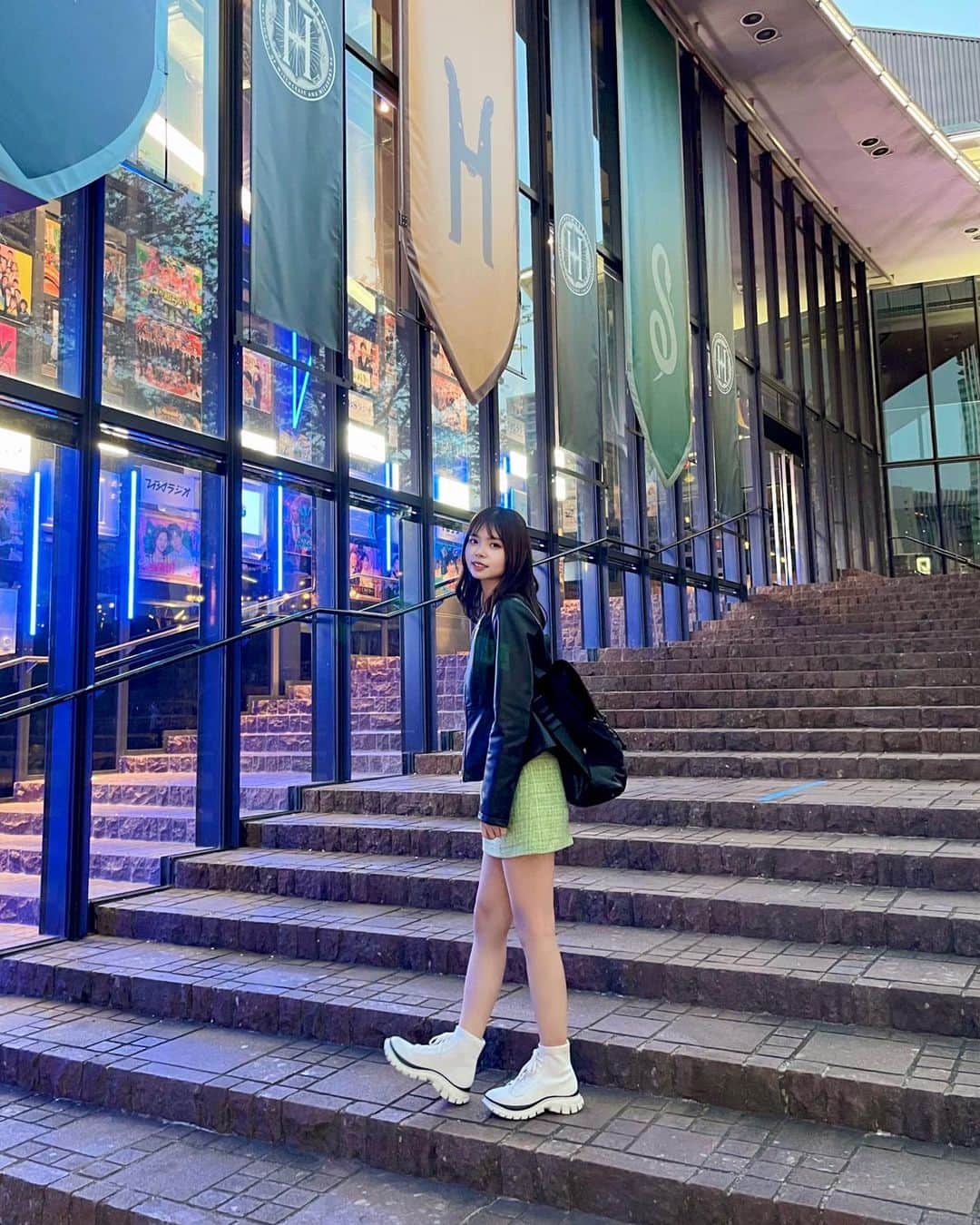 北川瑛里奈さんのインスタグラム写真 - (北川瑛里奈Instagram)「🖤💚👟 : : : このスニーカーお気に入りなんだけど、 撮影中皆んなに靴は うつってないよって言われました🥹笑 : : : 最近東京へ行く時は リュックで行く事が増えた🎒 : 両手が空くから便利だよね✨ : : : : #harrypotter #harrypotterworld #harrypottercafe #japanesegirl #japanesefood #tokyojapan #tokyocafe #akasaka #akasakacafe #sneaker #東京グルメ #東京カフェ #赤坂カフェ #赤坂グルメ #赤坂ランチ #ハリーポッターカフェ #ハリーポッターと呪いの子 #インスタ映え #インスタ映えスポット #スニーカー女子 #スニーカーコーデ #スニーカー #오오티디 #점심시간 #맛집탐방 #냠냠 #일본여행 #여행스타그램 #도쿄여행」4月21日 19時46分 - elena_kitaoka