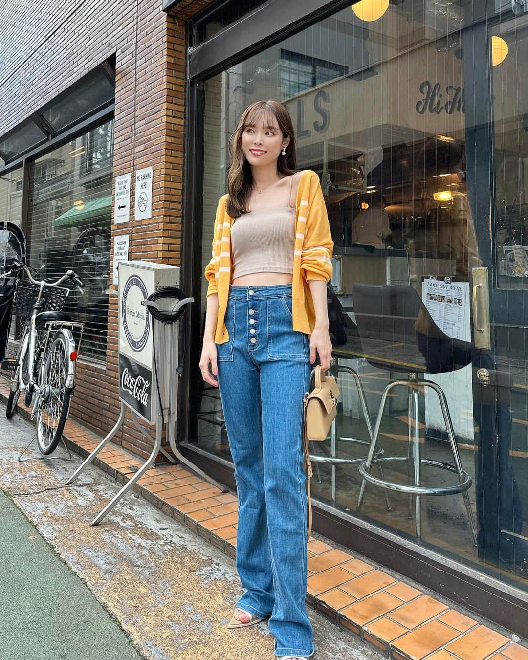 磯田 ひかる(Hikaru Isoda) のインスタグラム：「こんばんは♥ 金曜日、1週間お疲れ様でした〜！🥰  この日は脚長に見えるパンツコーデ🤍この時期に活躍するしあーカーデを合わせました‪*ˊᵕˋ*  【着用アイテム】 Tops @classicalelf_official  2wayシアーボーダーカーディガン イエロー サイズM ¥2,499税込  Pants @rihoas_official  ハイウエストフレアジーンズ Navy Blue XS ¥6,534  ------------------------------ picaru：162cm / 骨格ウェーブ 1st ブライトスプリング 2nd ブライトサマー  大人可愛いスタイルアップコーデ ヘアメイクを合わせた トータルスタイリングを提案🤍  不定期にストーリーで ファッションお悩み相談募集中🥰 ------------------------------  他の投稿を見る→【@picaruuu】」