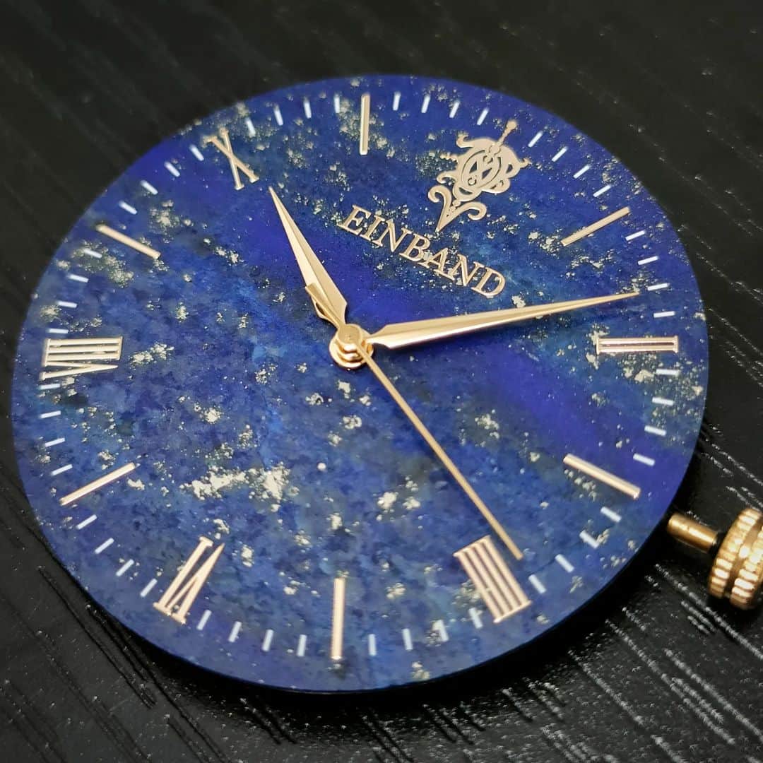 EINBAND -アインバンド-さんのインスタグラム写真 - (EINBAND -アインバンド-Instagram)「そしてこちらはラピスラズリの文字盤です！  鮮やかな青色がとても良いですね🥰✨  こちらもデザインフェスタに持っていきますのでお楽しみに👍👍👍  #EINBAND #木製腕時計」4月21日 19時49分 - einband_woodwatch